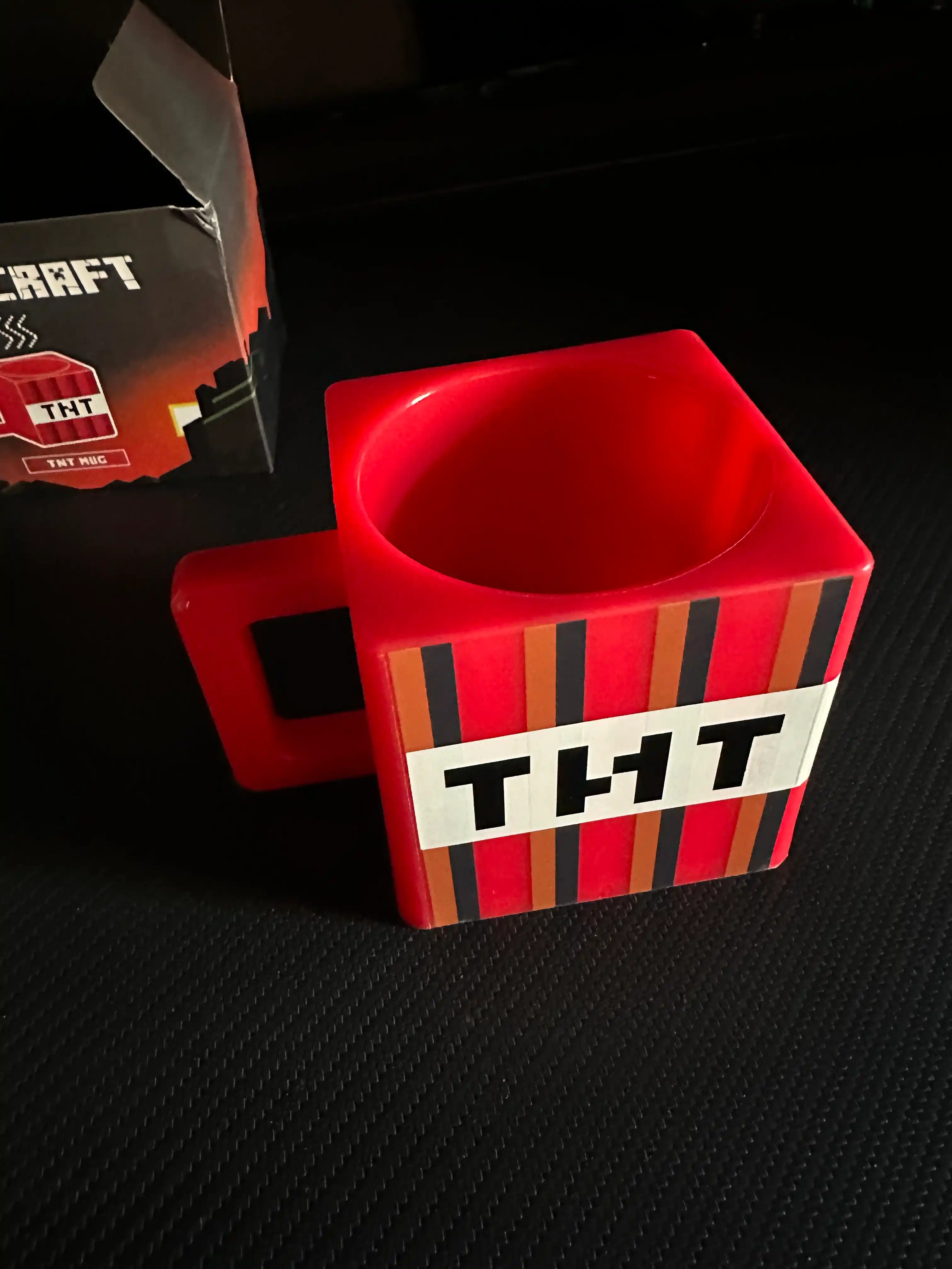 Minecraft uslubidagi kub shaklidagi krujka (3D dizayn)
