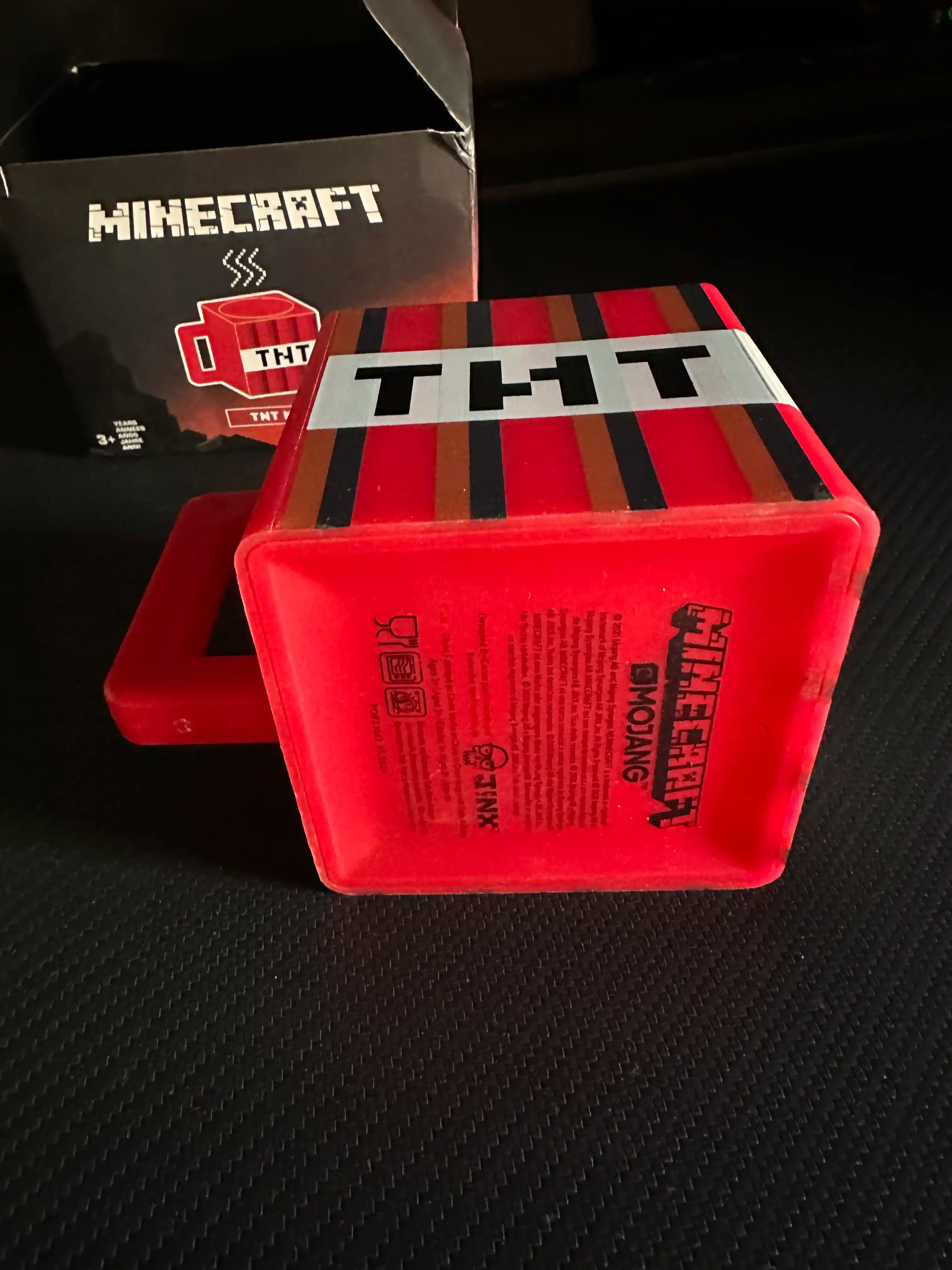 Minecraft uslubidagi kub shaklidagi krujka (3D dizayn)