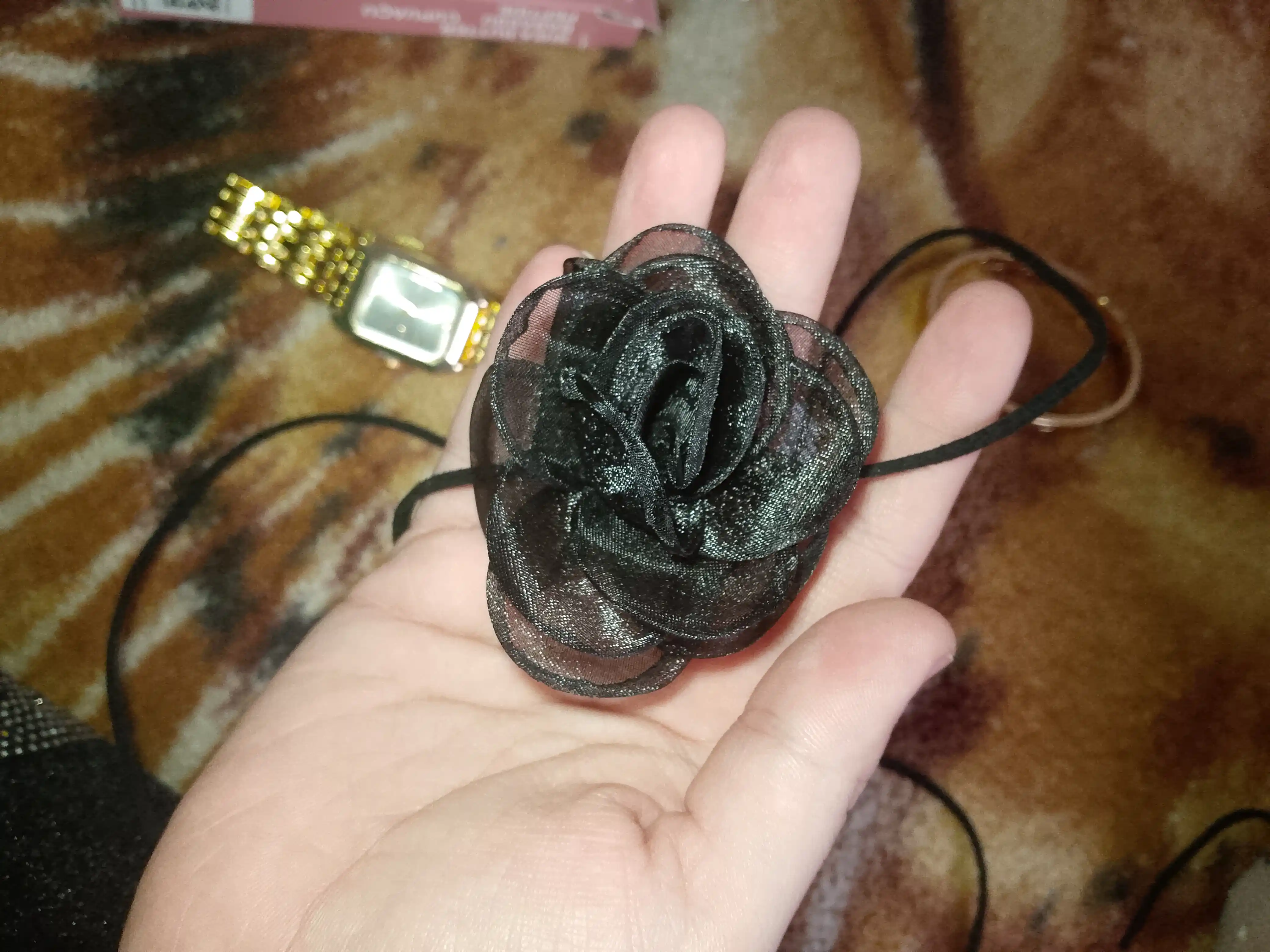Qora gulli bo'yinbog'li choker