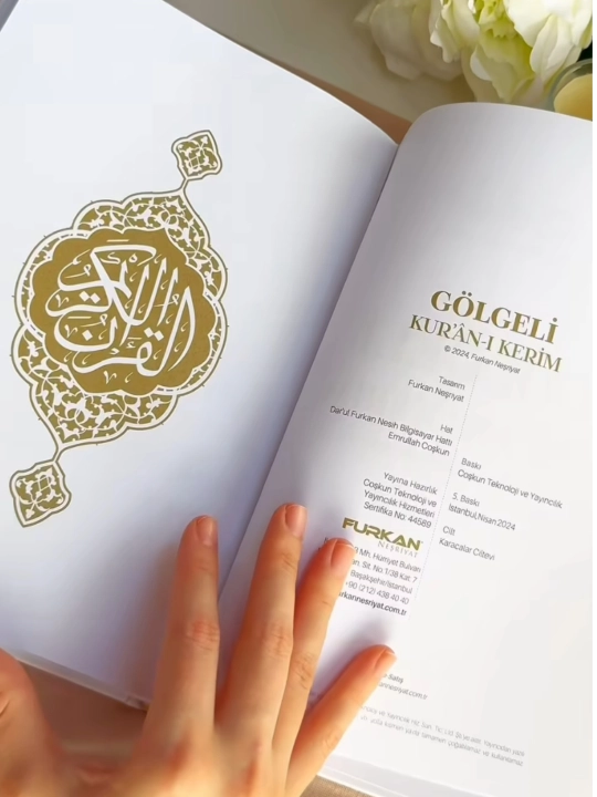 Коллекция книг Корана, написанных каллиграфическим почерком