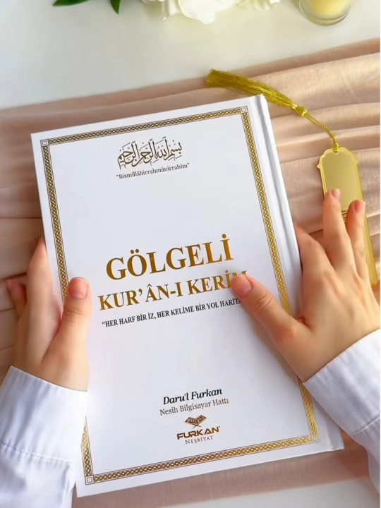 Коллекция книг Корана, написанных каллиграфическим почерком