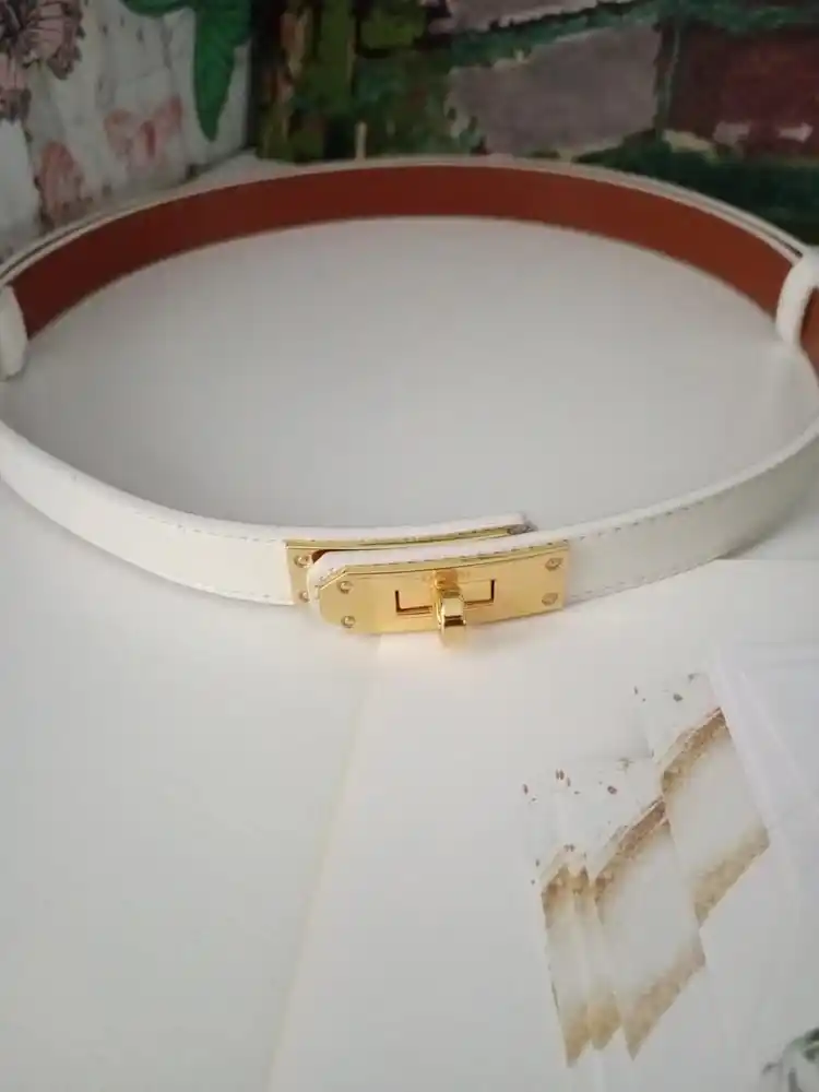 Ayollar kamari, ayollar aksessuarlari, charm kamar, Tilla va Kumush broshka