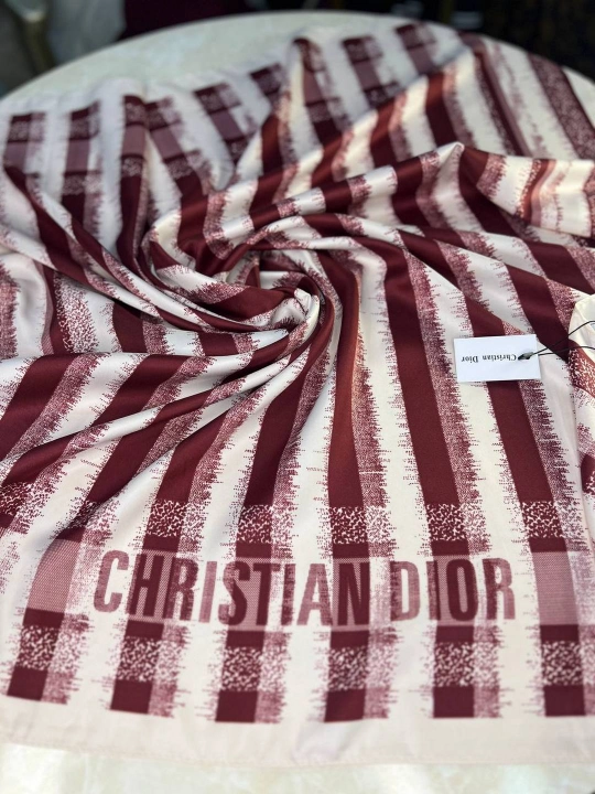 Dior ipak sharflari, hijoblar