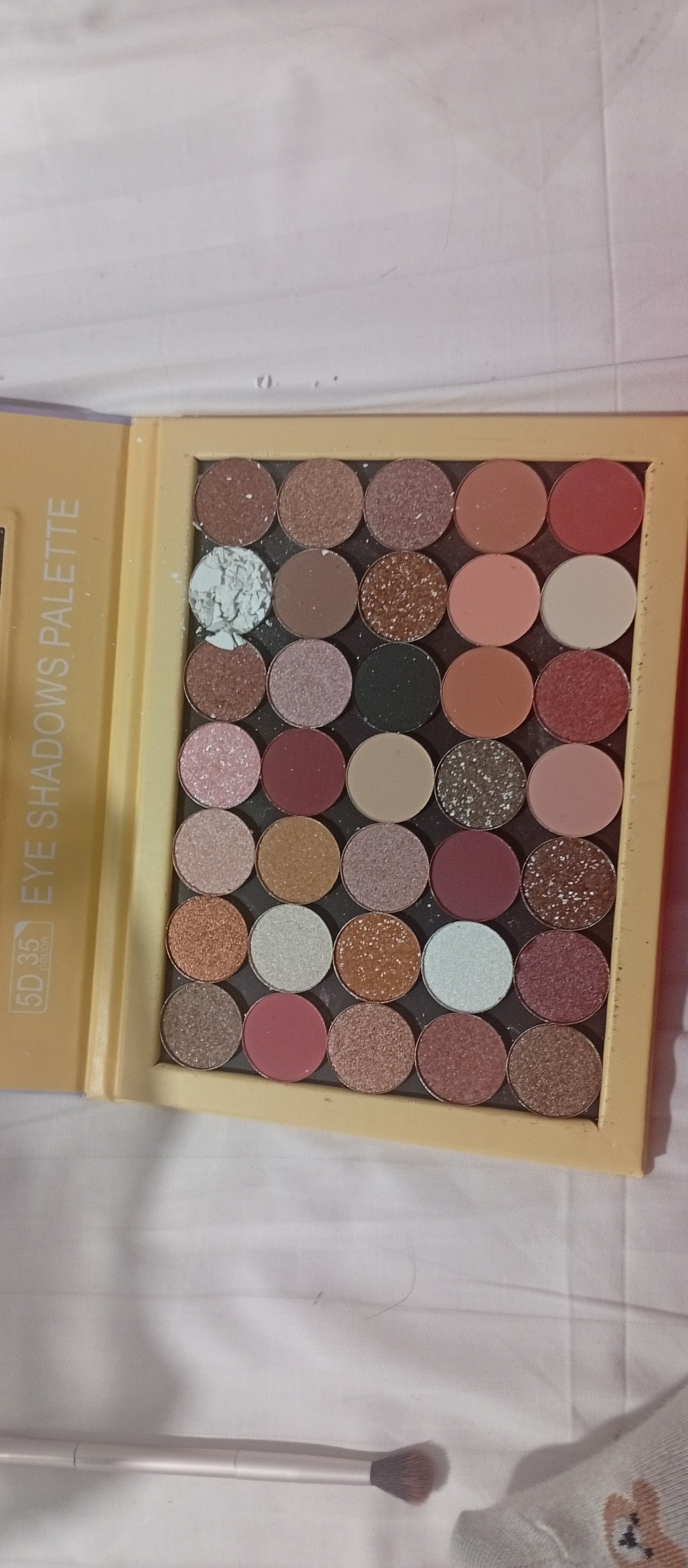 Book Skin, kitob shaklidagi ko‘z soya palitrasi, rumyana, xaylayter, konsiler, 35 xil rang