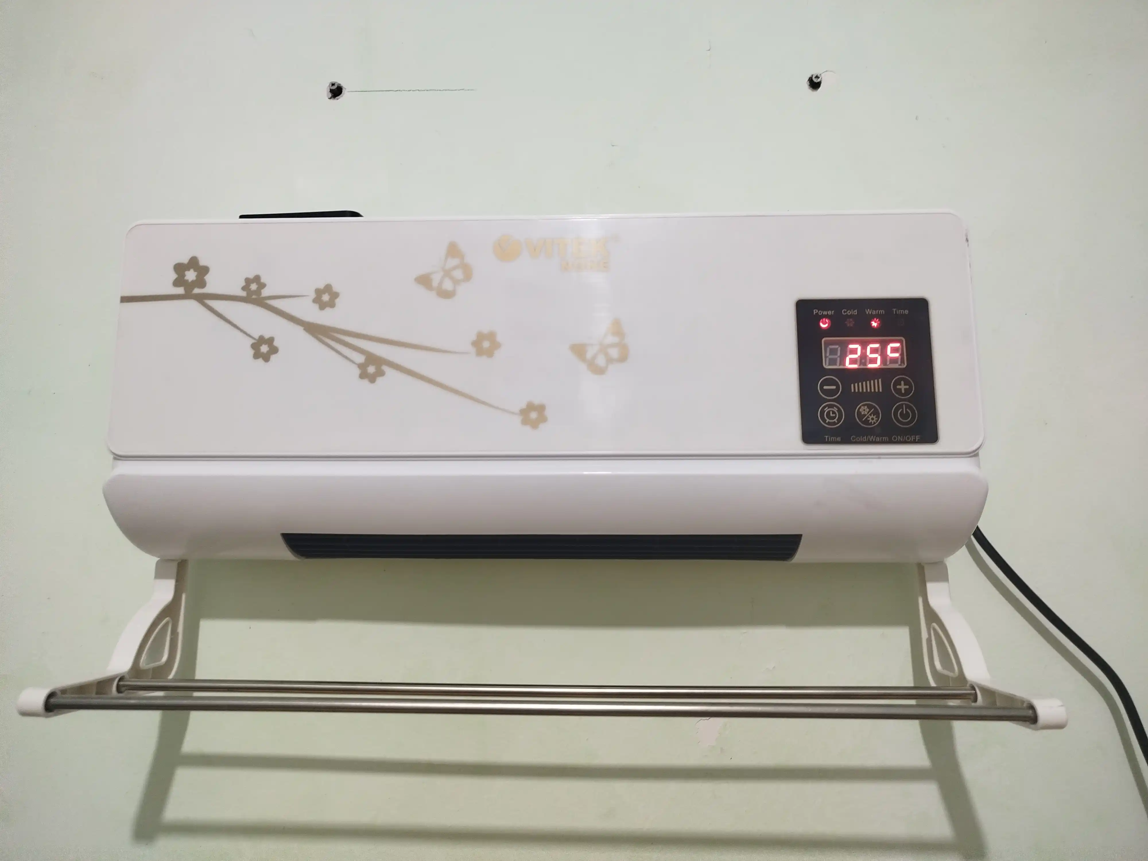 Devorga o'rnatiladigan elektr isitgich, pultli — konvektor tipidagi