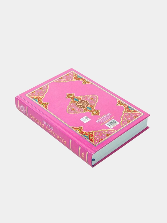 Коллекция книг Корана, написанных каллиграфическим почерком