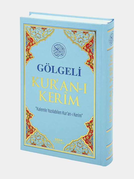 Коллекция книг Корана, написанных каллиграфическим почерком