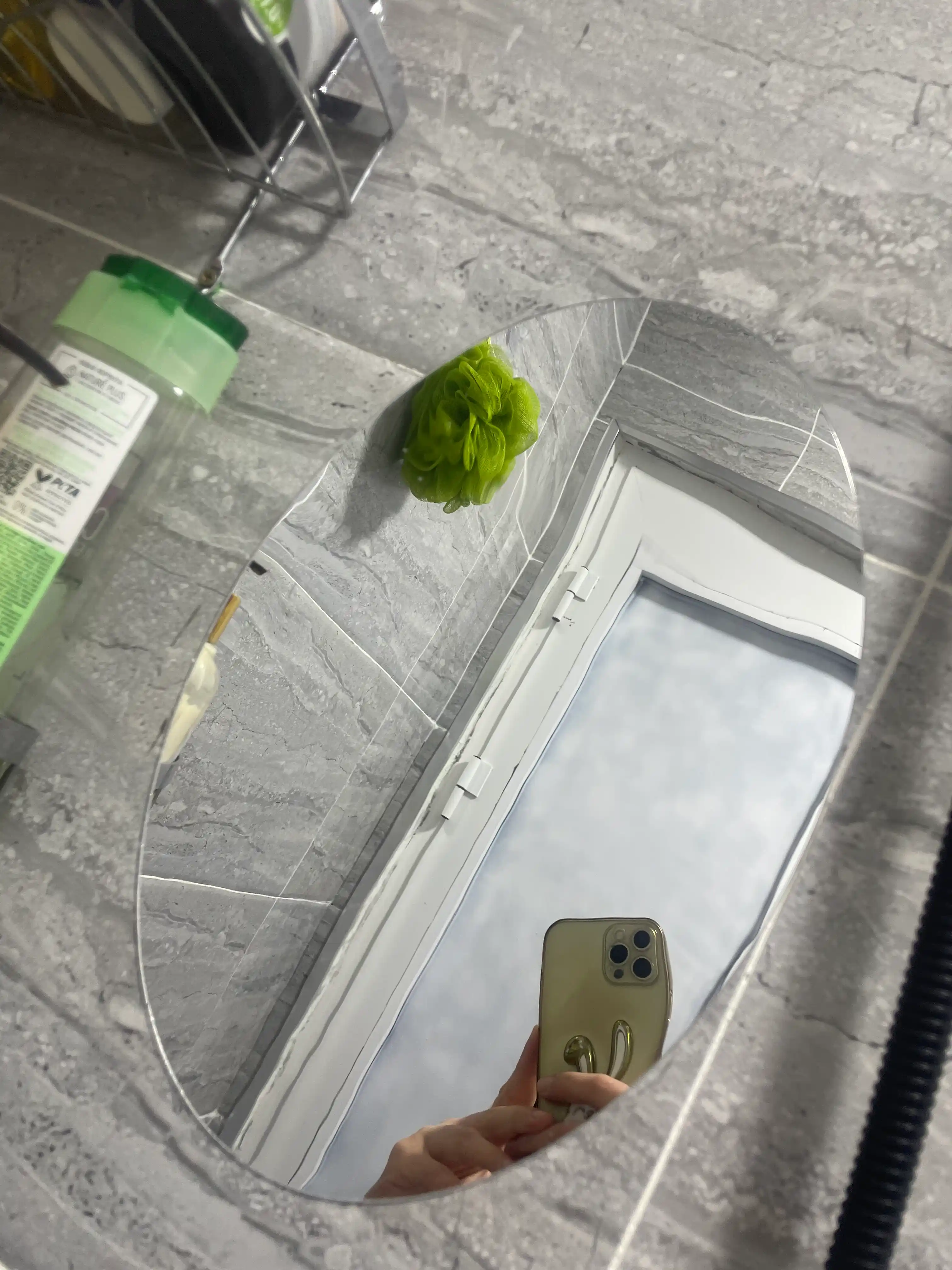 Devorga yopishtirish mumkin bo‘lgan plastik ko‘zgu, interyer