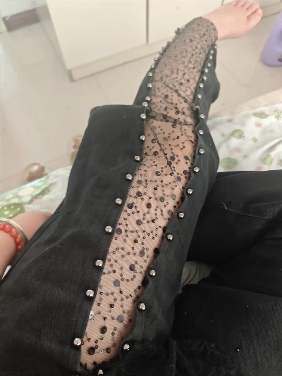 Jinsi shimlar ayollar uchun, keng shimi, to‘r va strasi bilan