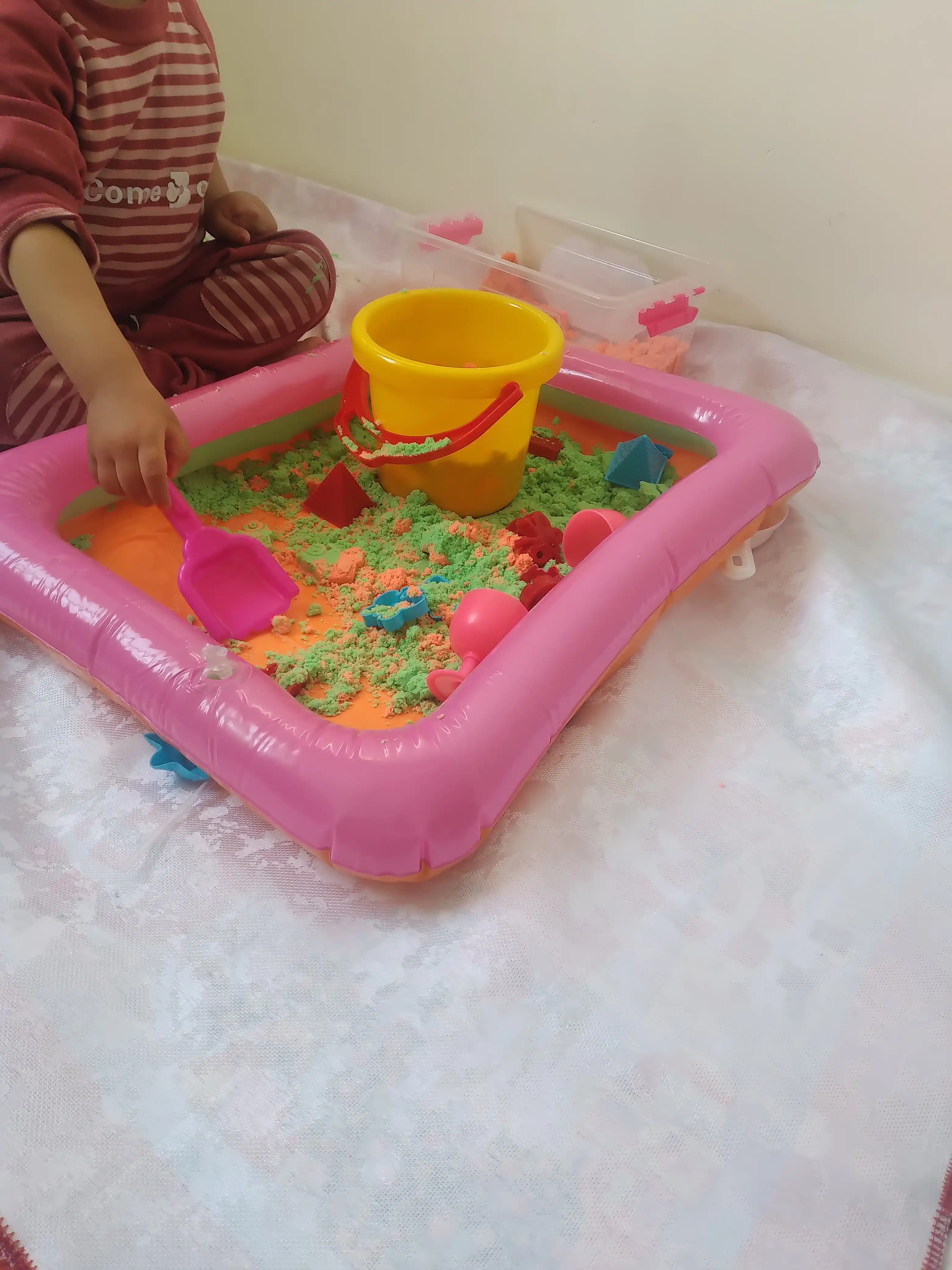 Kinetik qum - 1/2/4 kg, yasash va o‘ynash uchun to‘plam, shishiriladigan basseyn bilan