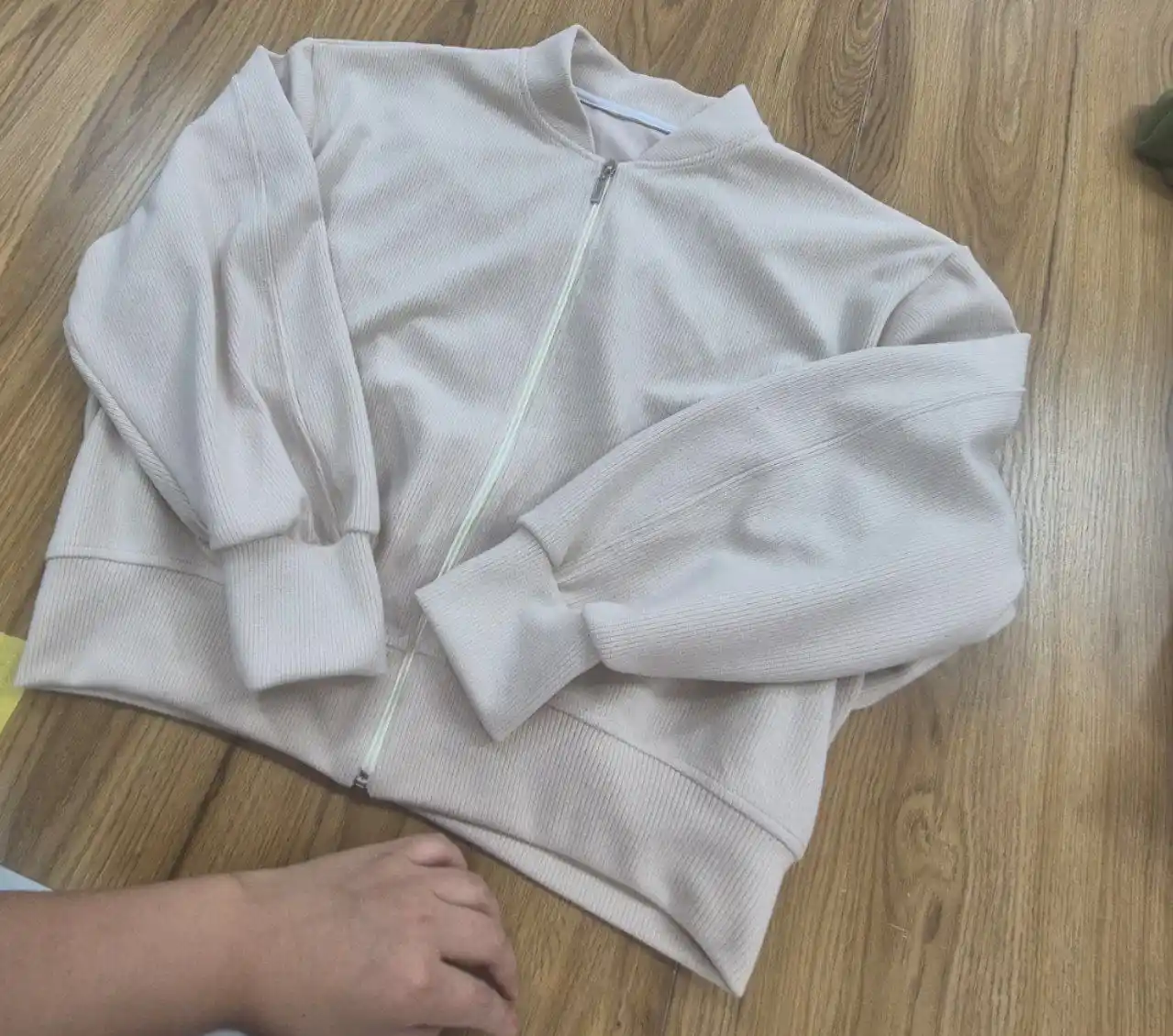 Ayollar uchun qisqa sport kostyum — bomber yoqali jaket va keng shim