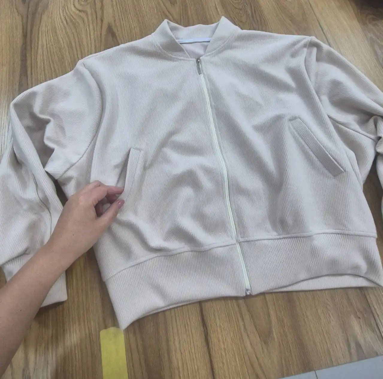 Ayollar uchun qisqa sport kostyum — bomber yoqali jaket va keng shim