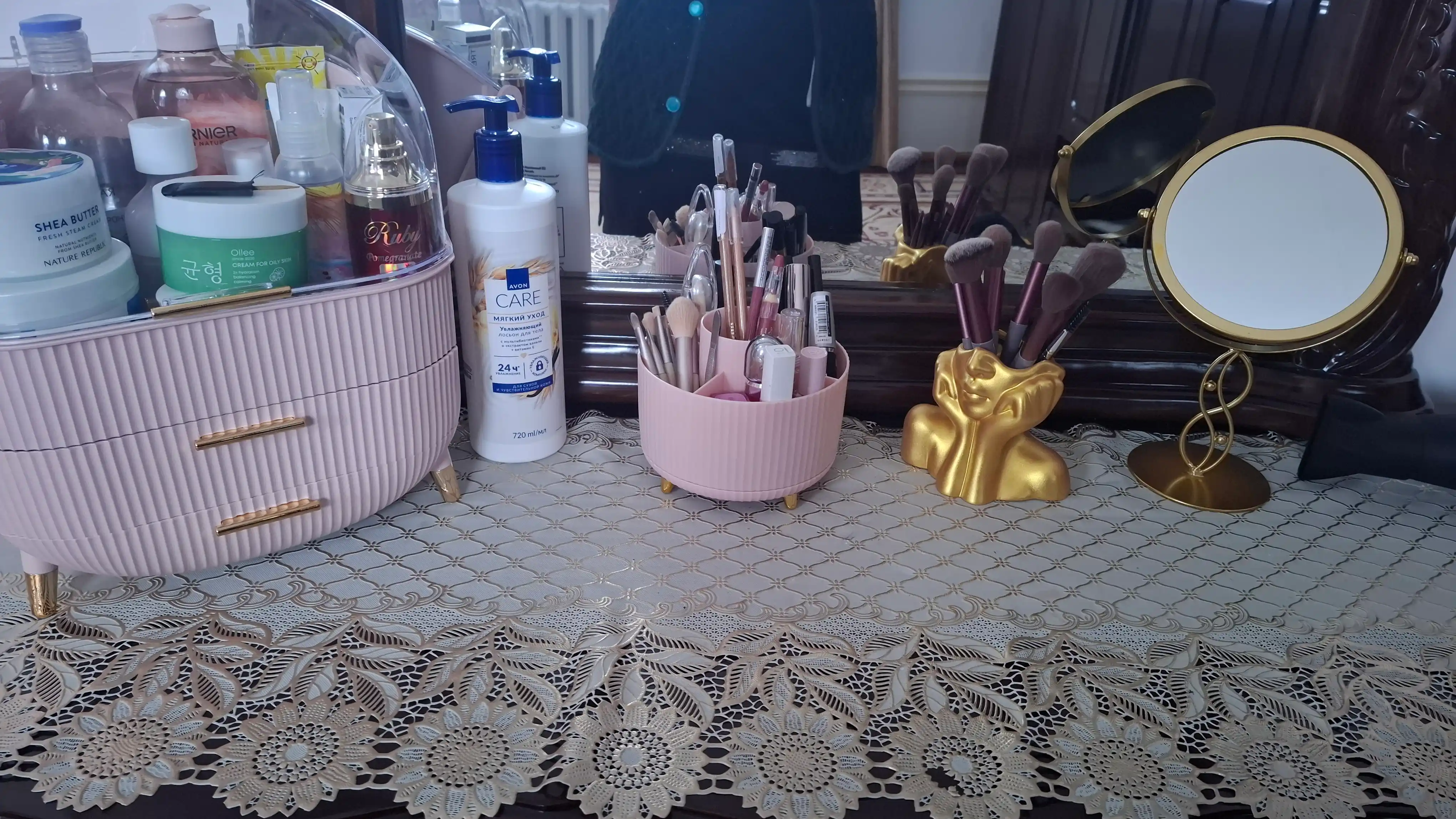 Pardoz-andoz uchun stol usti, kosmetik, kattalashtirib ko‘rsatadigan oyna