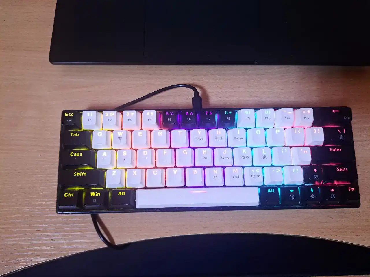 Zifrind Rgb mexanik o‘yin klaviaturasi, 98 ta o‘yin tugmasi va multimedia bilan yoritilgan