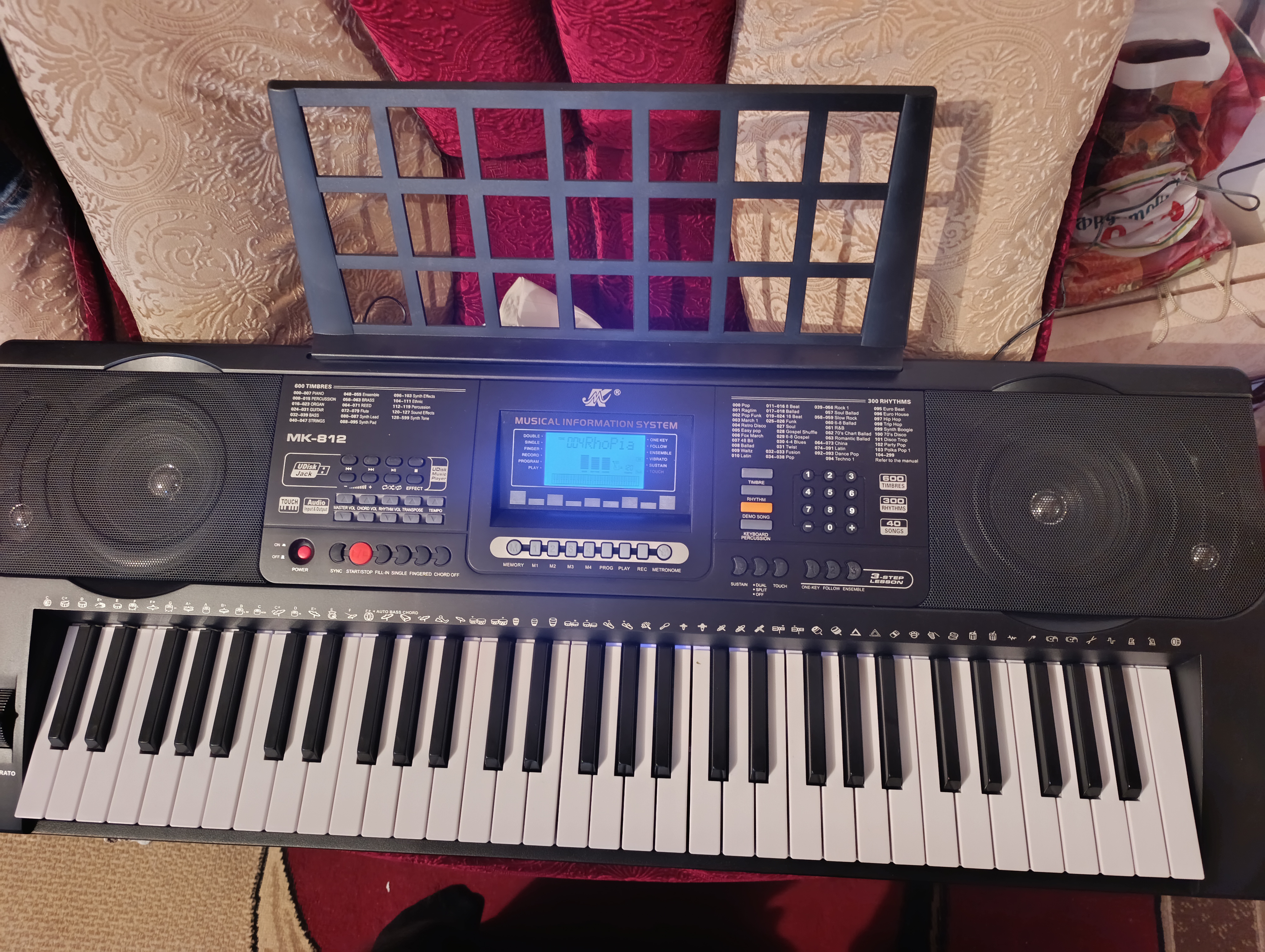 Sintezator MK 812 o'rganish uchun, 61-klavish mobil ilovaga ulanish imkoyati bor