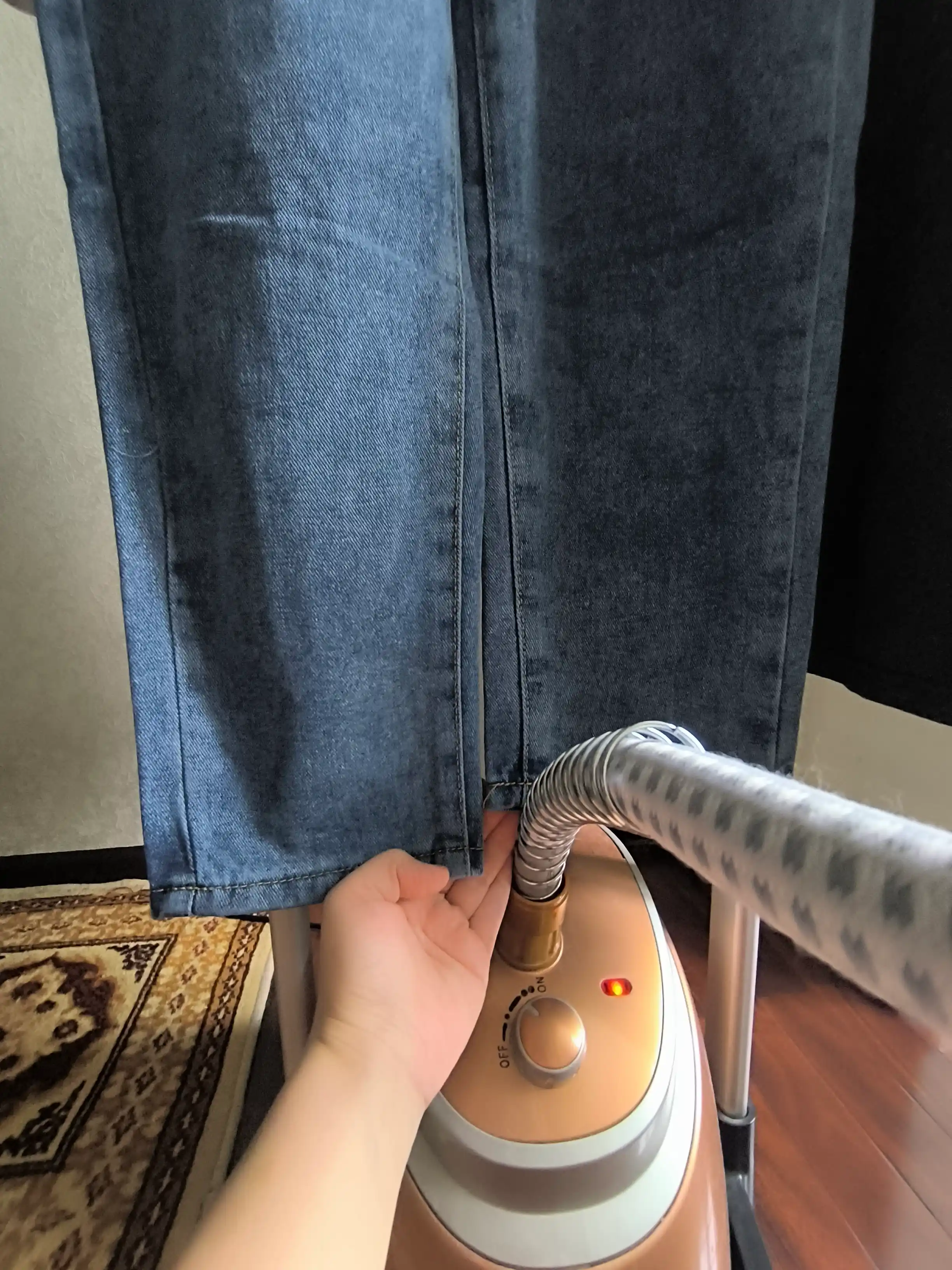 Ayollar uchun baland belli mom jeans – turli rangdagi denim shimlar, jinsi shimlar
