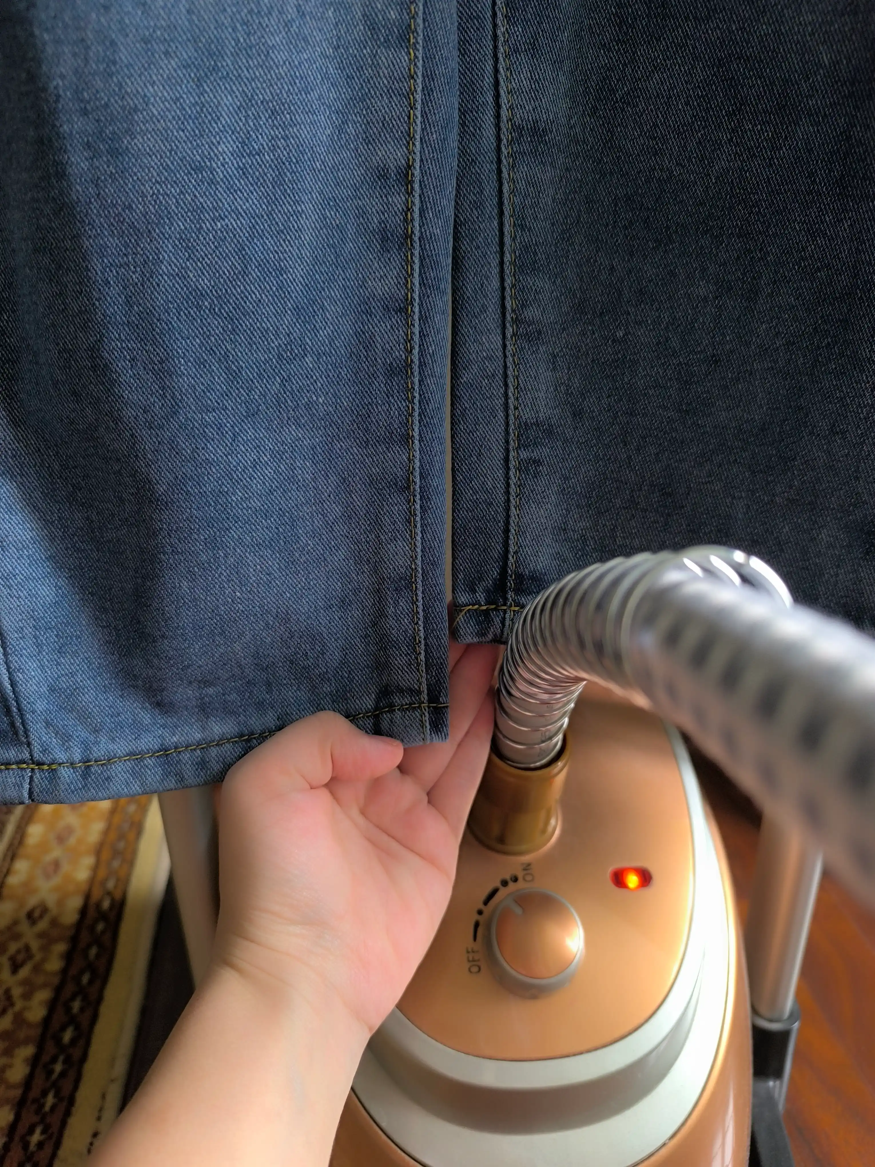 Ayollar uchun baland belli mom jeans – turli rangdagi denim shimlar, jinsi shimlar