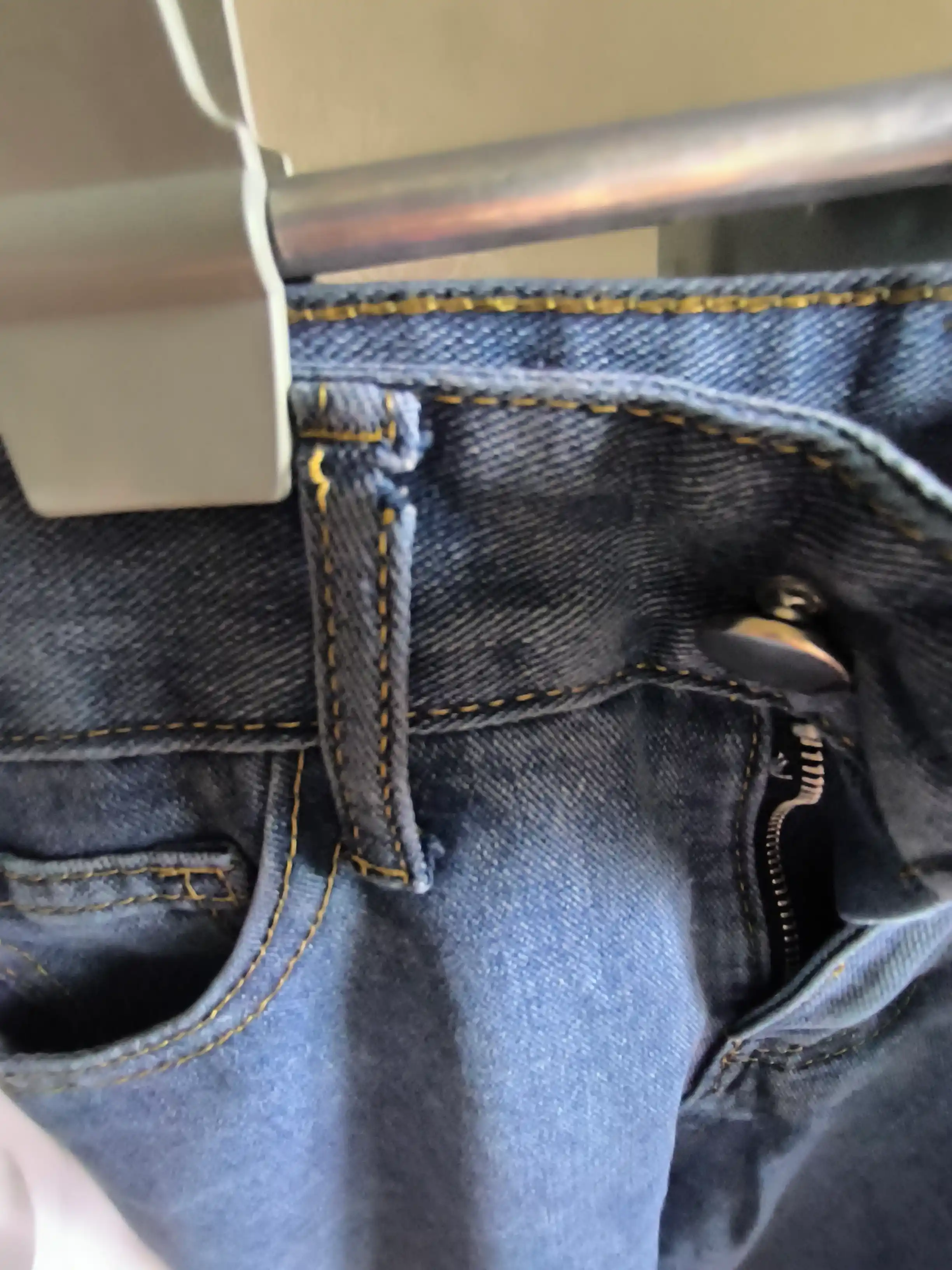 Ayollar uchun baland belli mom jeans – turli rangdagi denim shimlar, jinsi shimlar