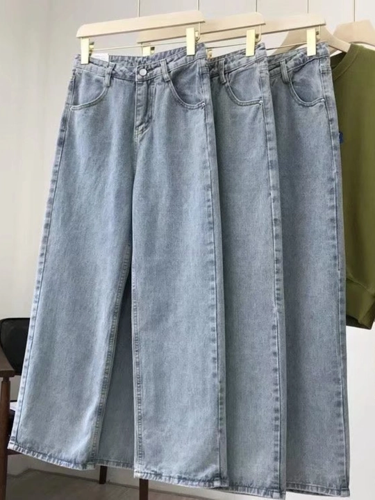 Ayollar uchun baland belli mom jeans – turli rangdagi denim shimlar, jinsi shimlar