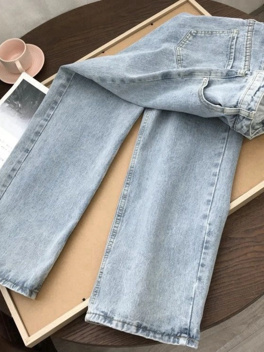 Ayollar uchun baland belli mom jeans – turli rangdagi denim shimlar, jinsi shimlar