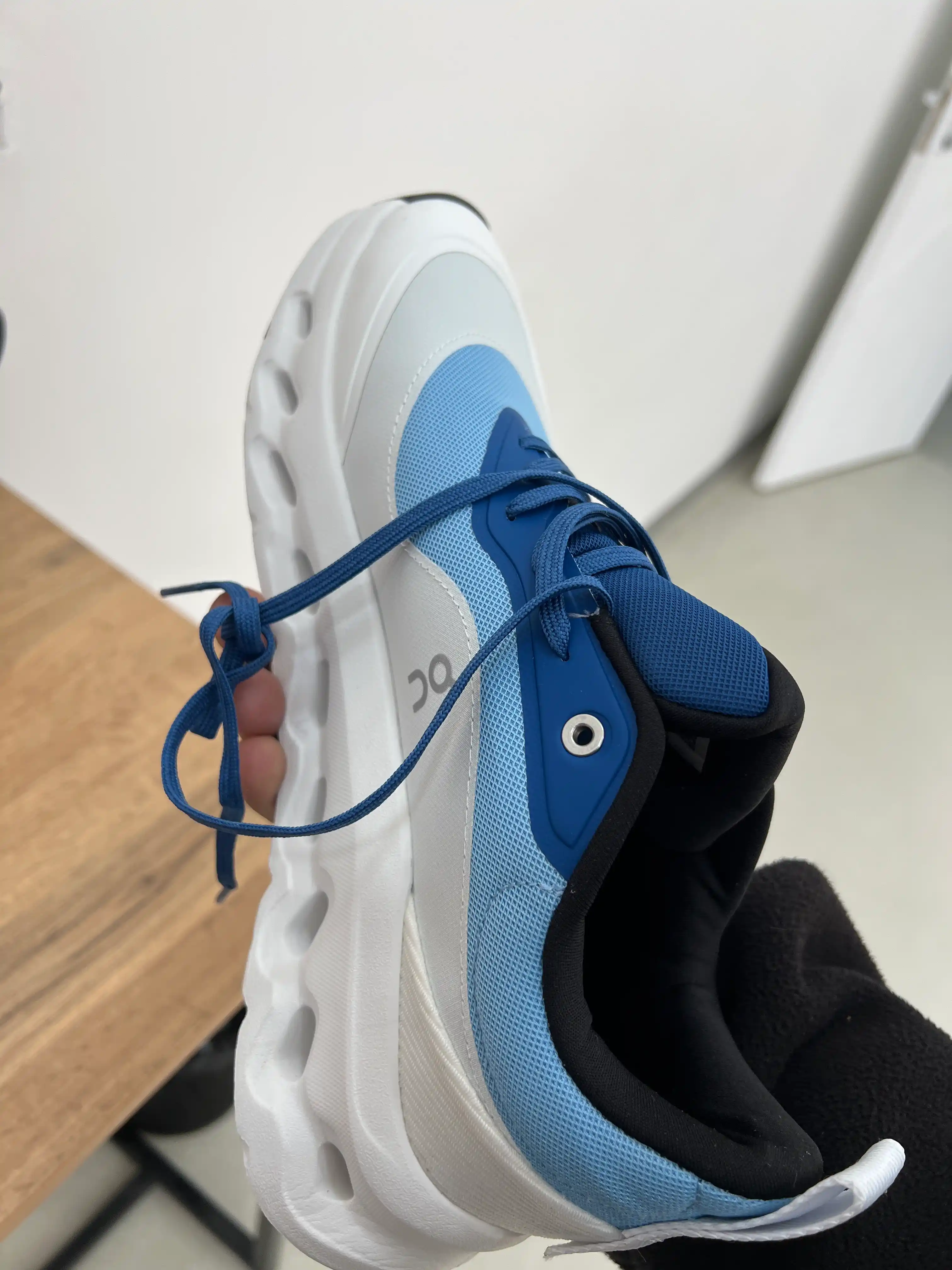 Erkaklar krossovkasi, On Cloud tilt LOEWE