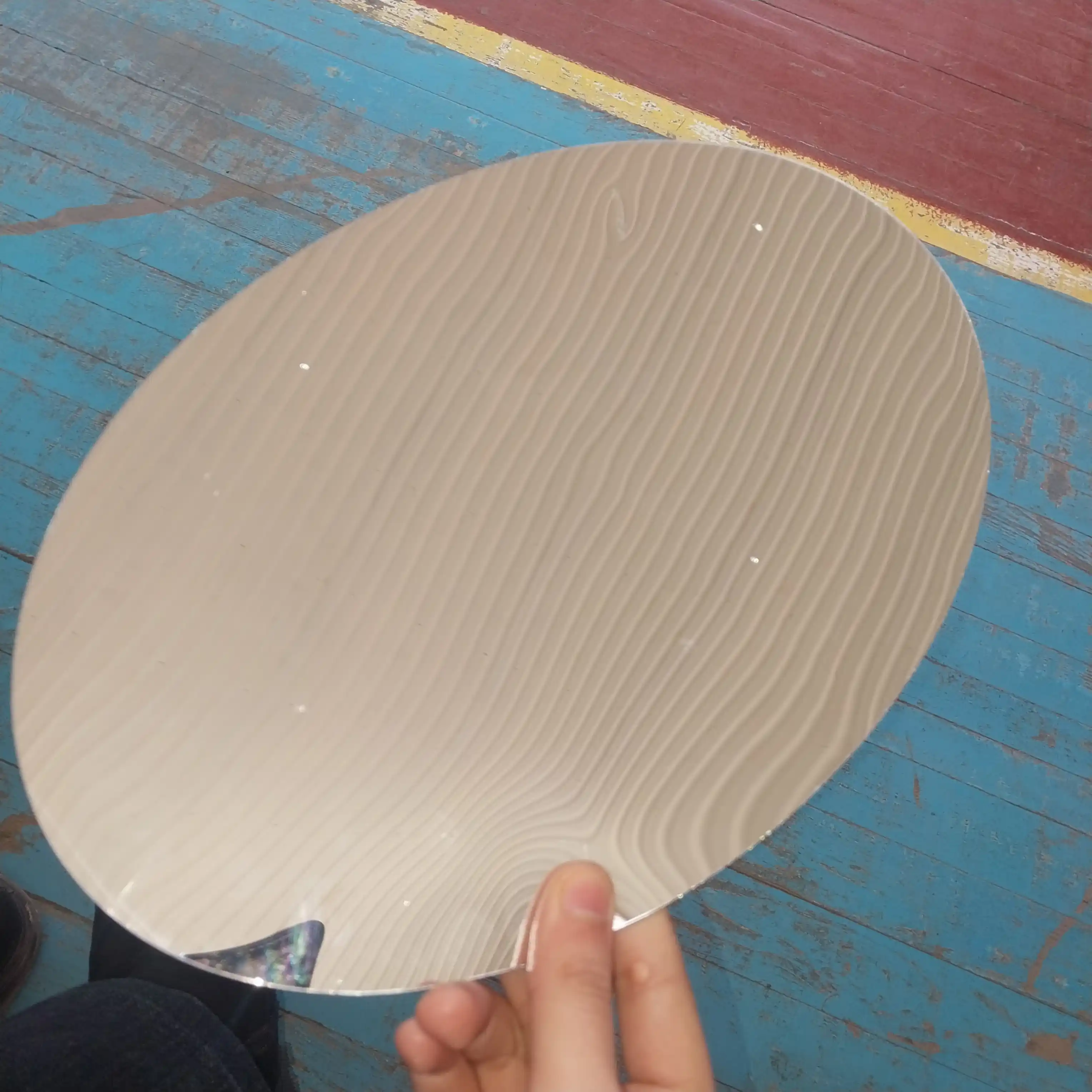Devorga yopishtirish mumkin bo‘lgan plastik ko‘zgu, interyer