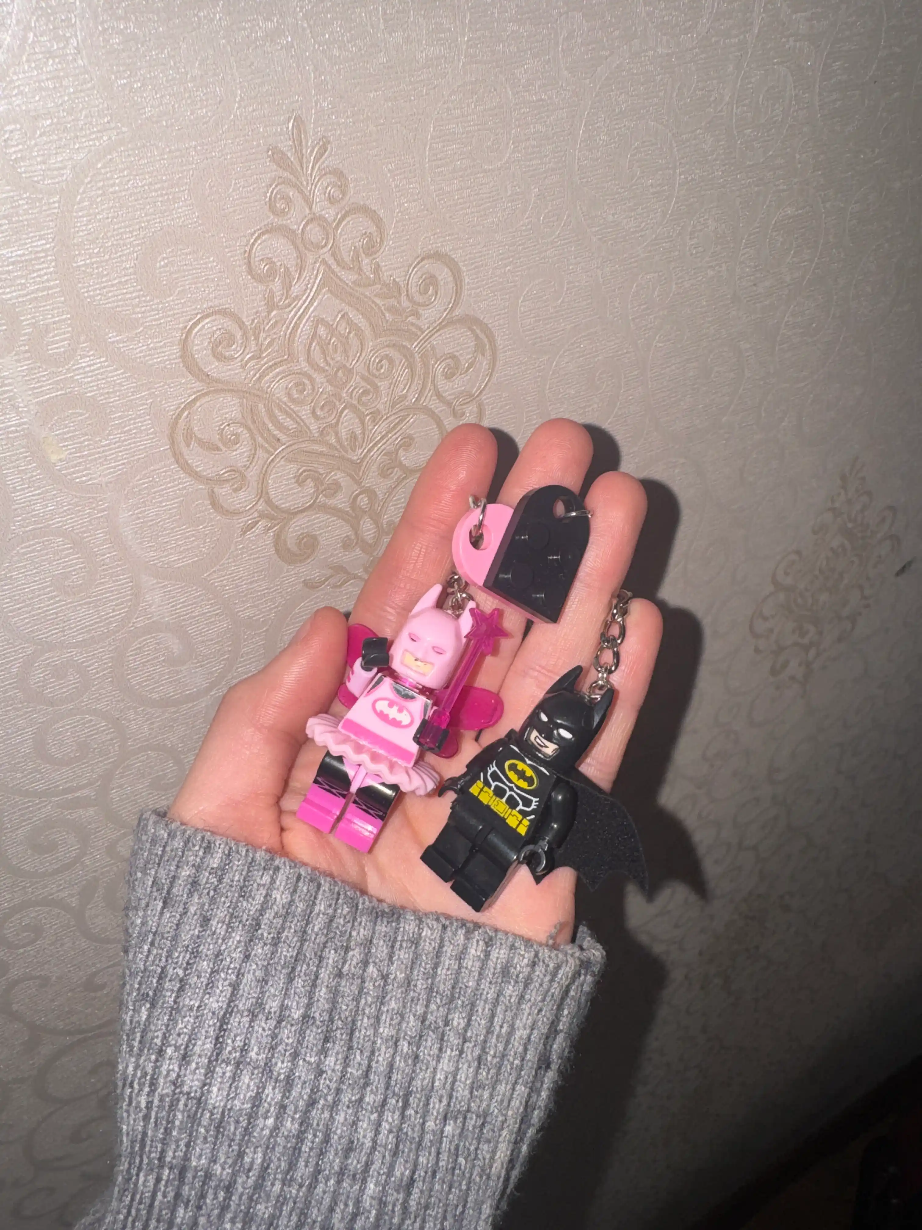 Набор брелоков LEGO Batman: Классический Бэтмен и Розовая Фея-Бэтгёрл