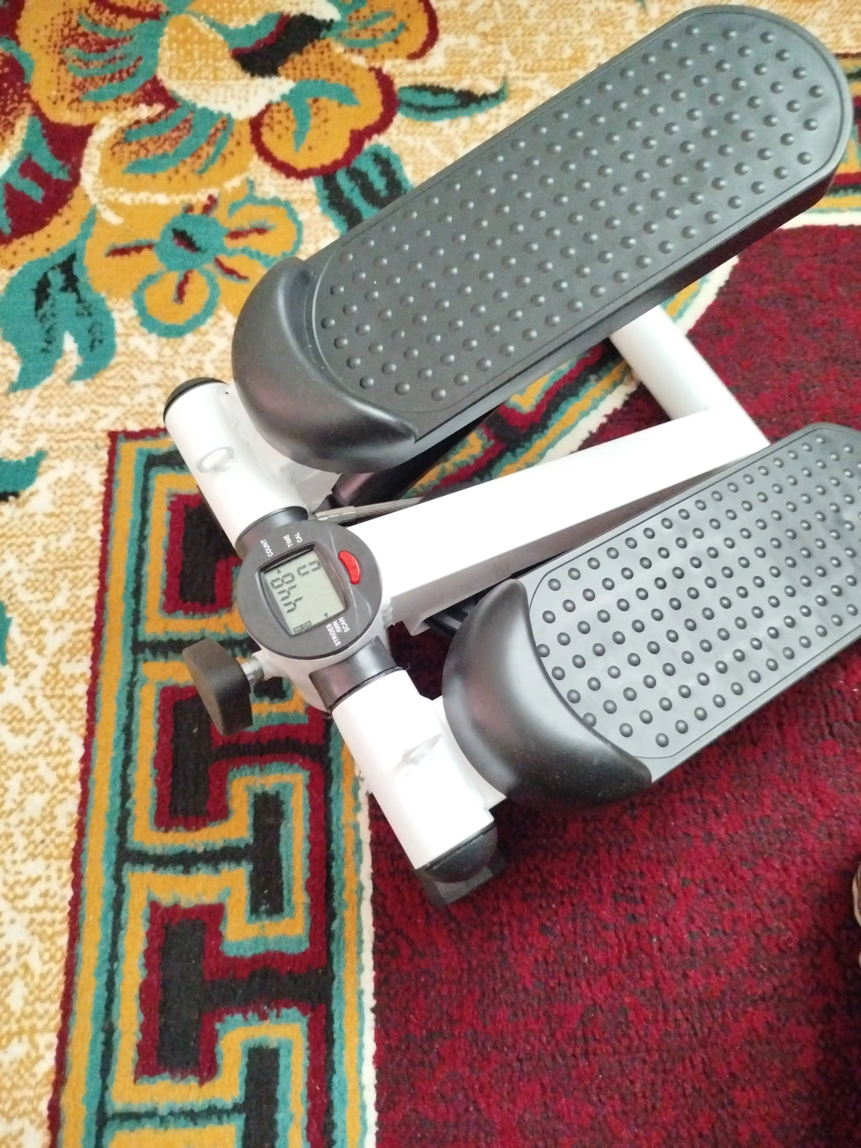 Displey va espanderlarga ega ixcham stepper — uy mashg‘ulotlari uchun KECHITE