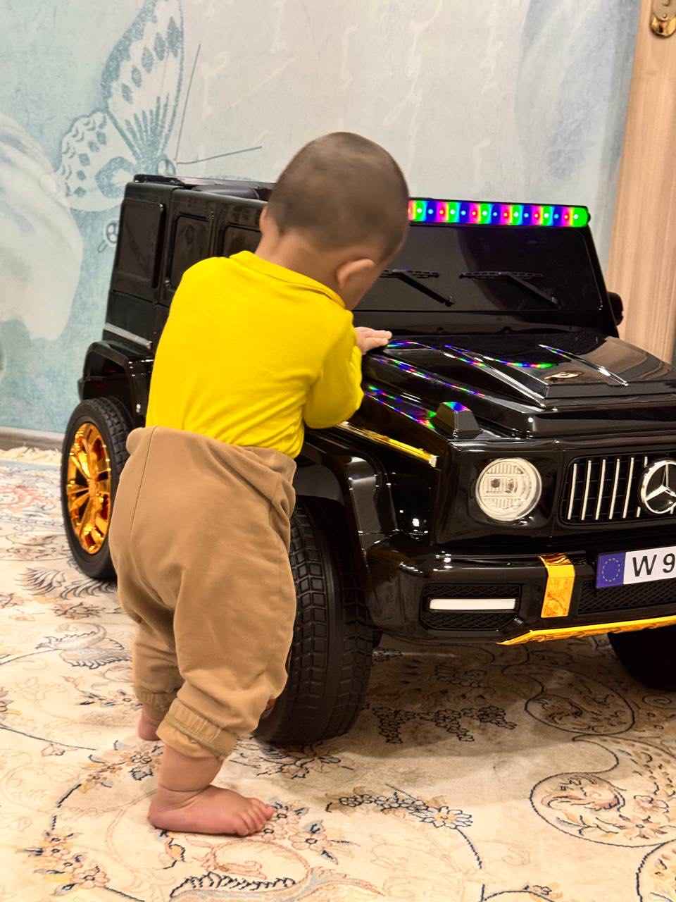 Bolalar elektromobili, radio orqali boshqariladigan pult bilan