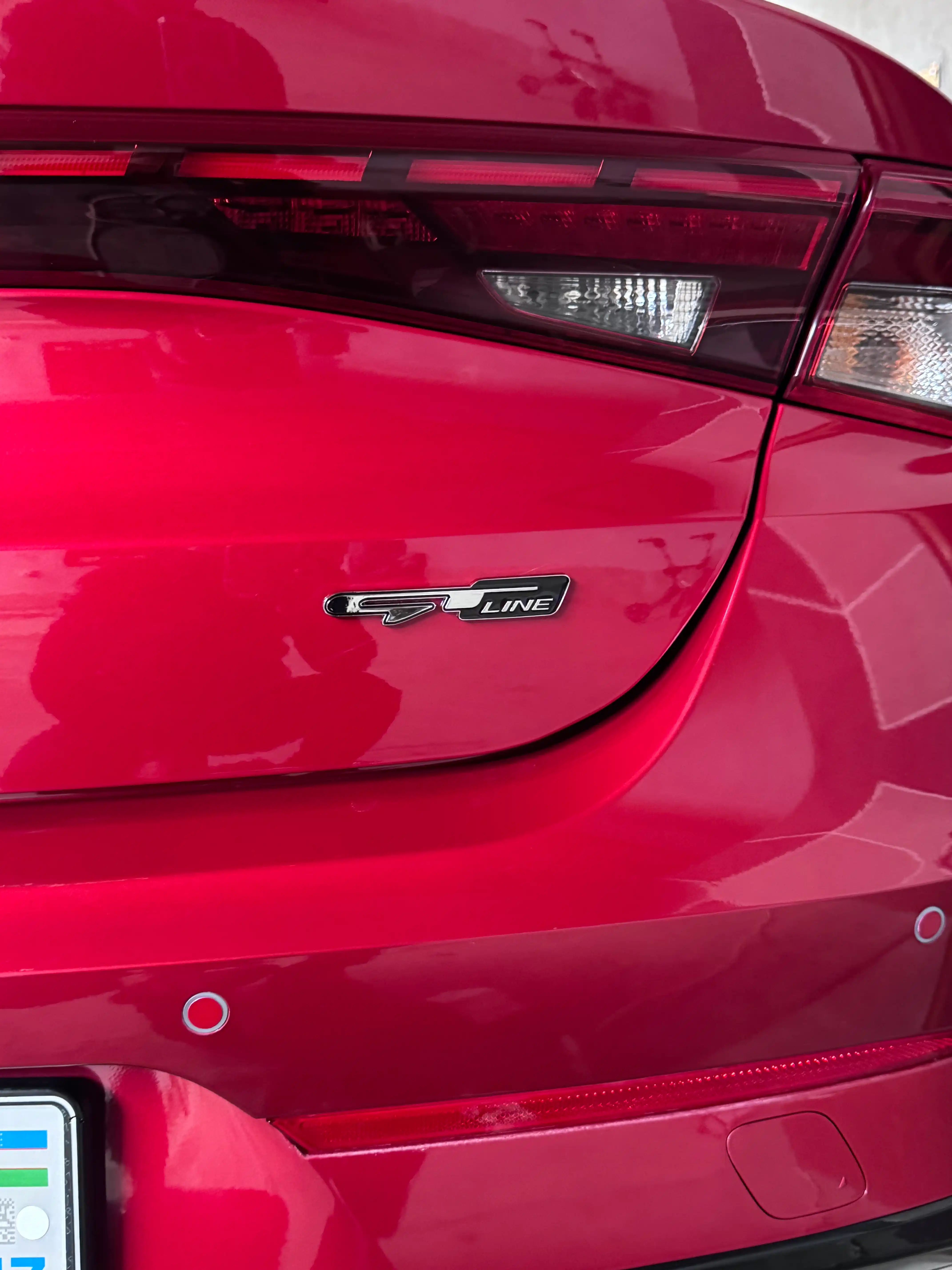 Kia K5, Picanto, Optima uchun GT Line magistralidagi emblema (tabel) yozuvi