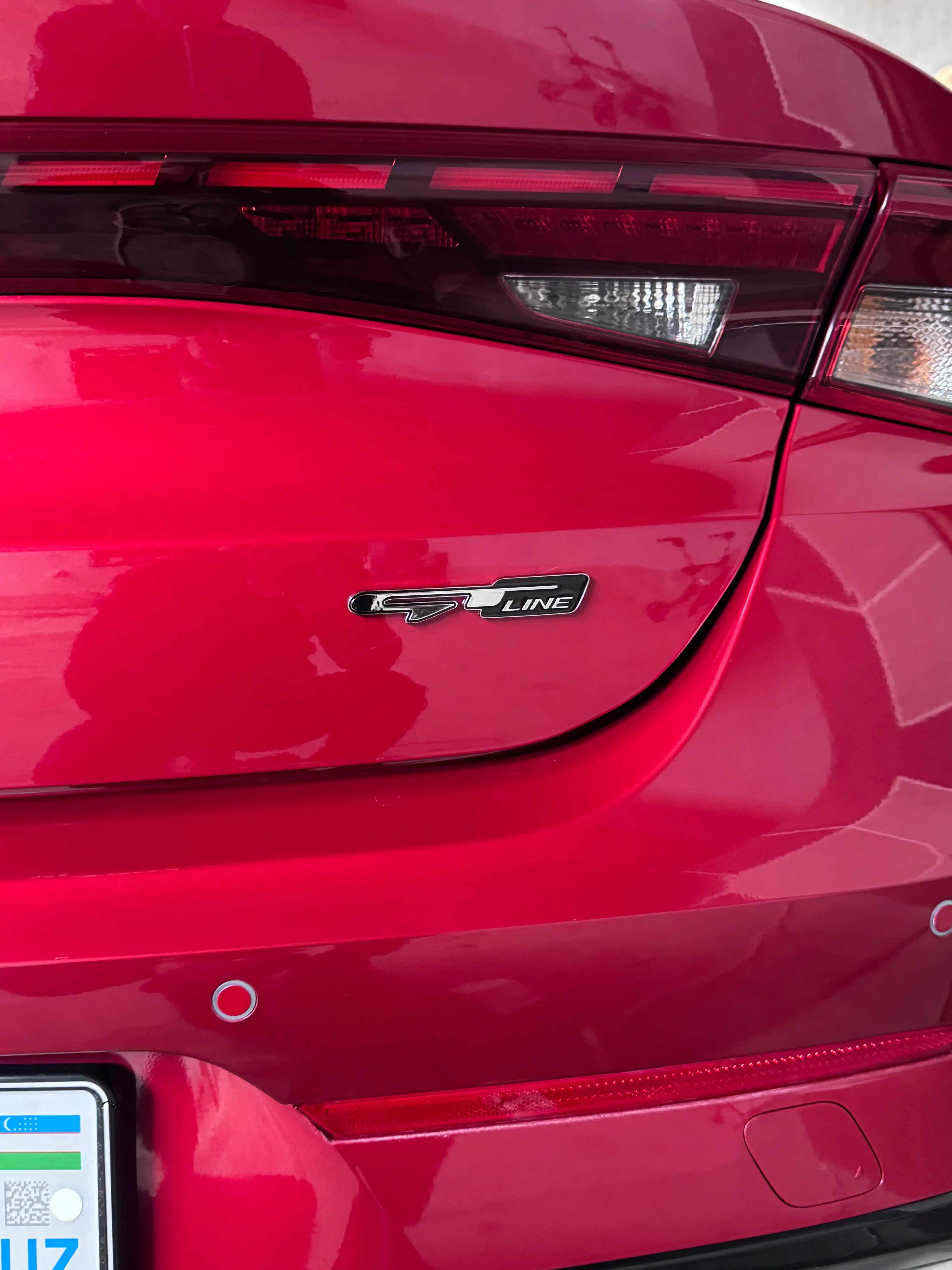 Kia K5, Picanto, Optima uchun GT Line magistralidagi emblema (tabel) yozuvi