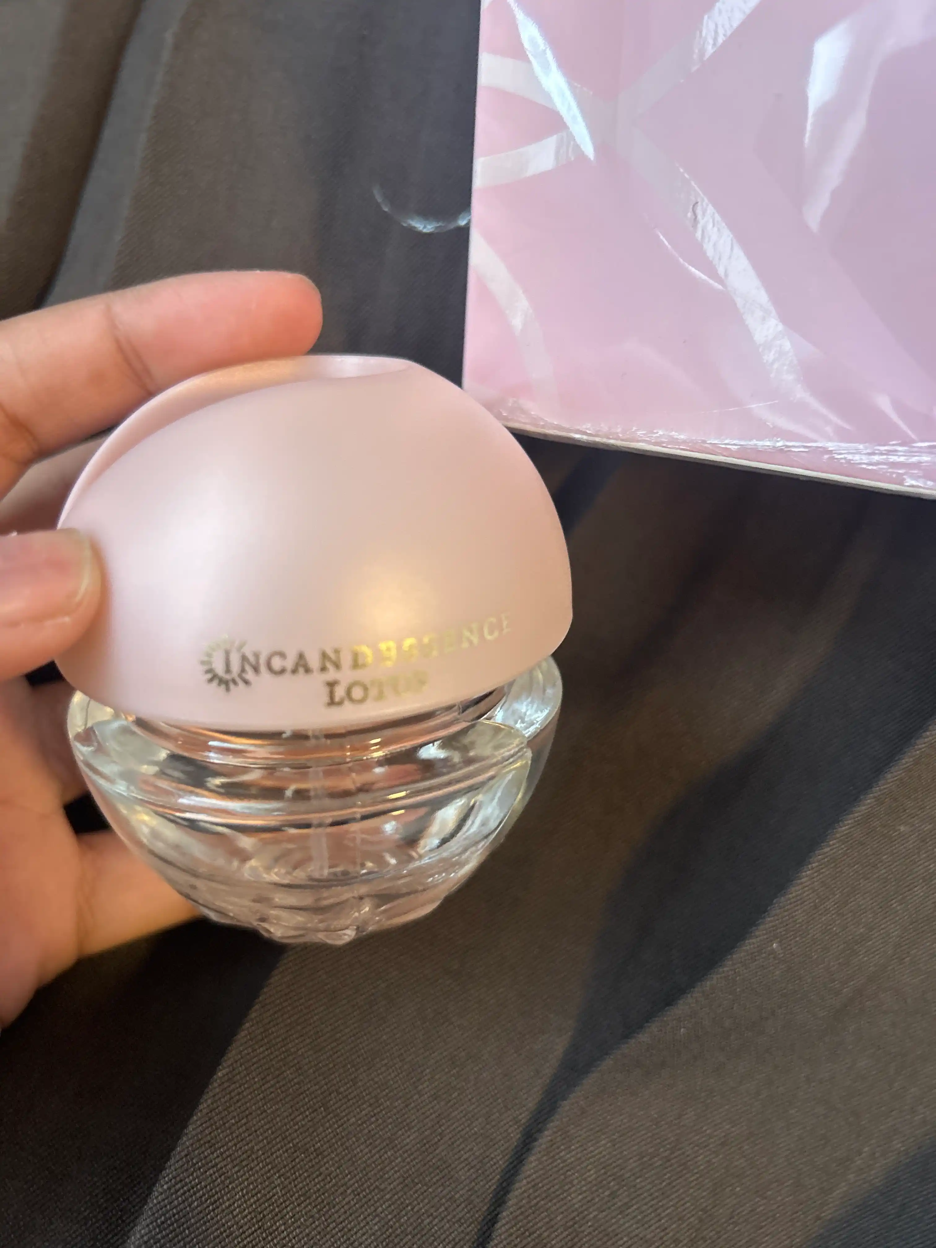 Ayollar uchun Incandesce Lotus — nozik, gul hidli, iliq vanilli tualet suvi 50 ml