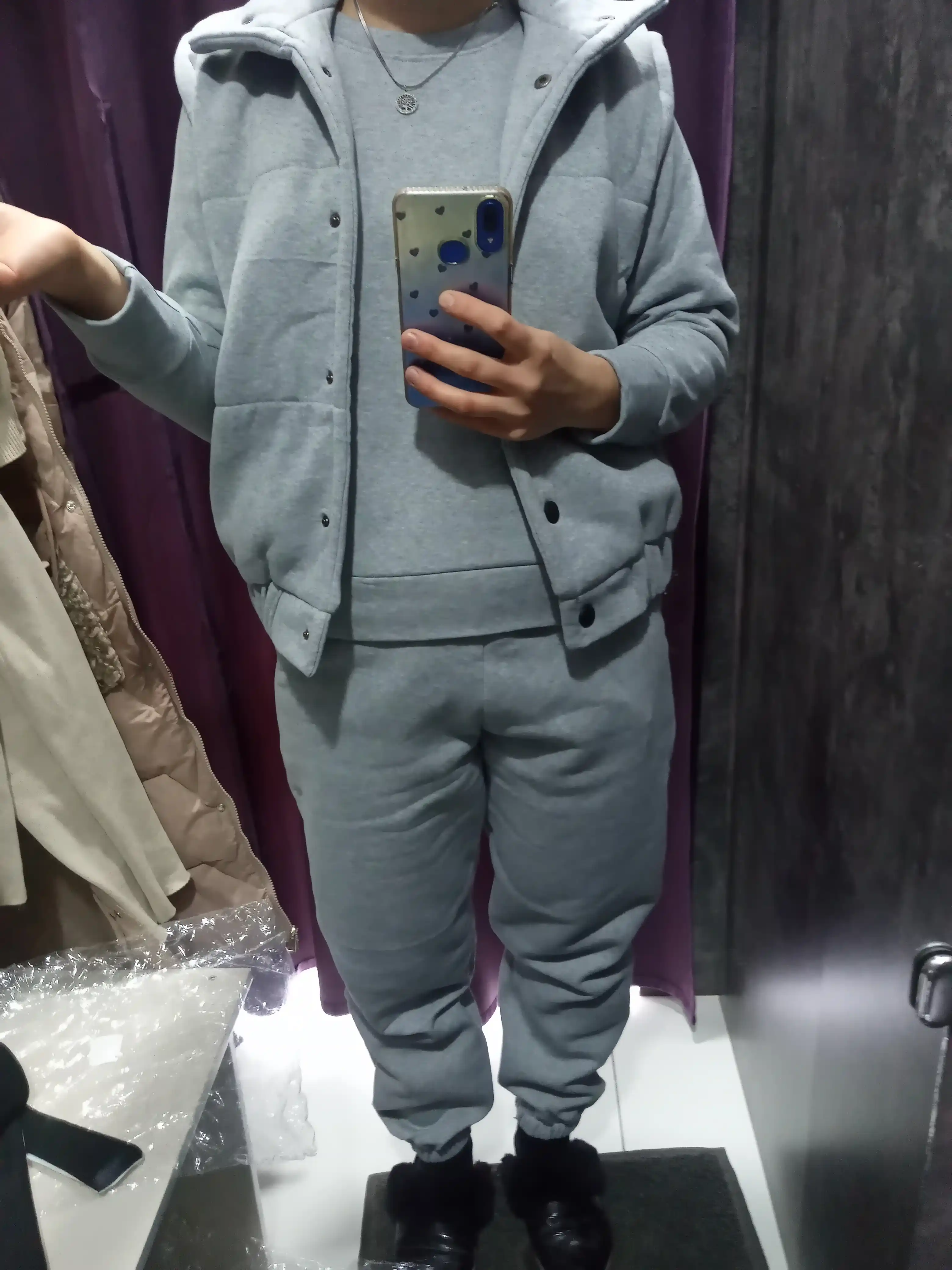 Uchlik to'plam: qulay xudi, zamonaviy jogger shim va uslubli qavariq jilet