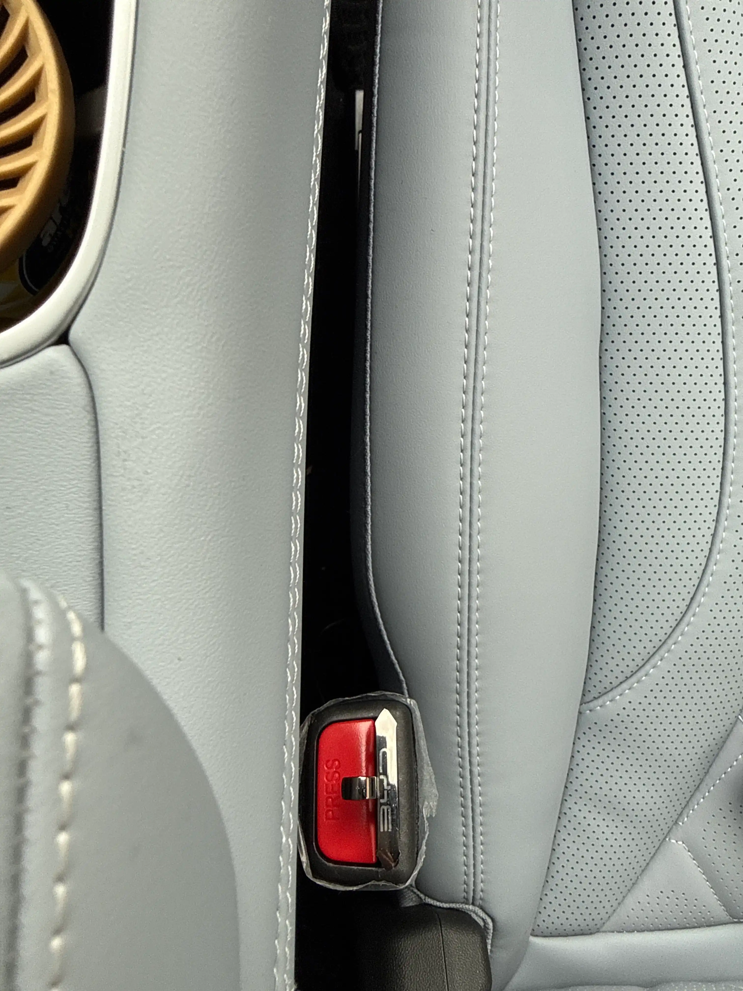 Avtomobil xavfsizlik kamari zaglushkasi – metall kamar klipsi, dizayn BYD, CHEVROLET