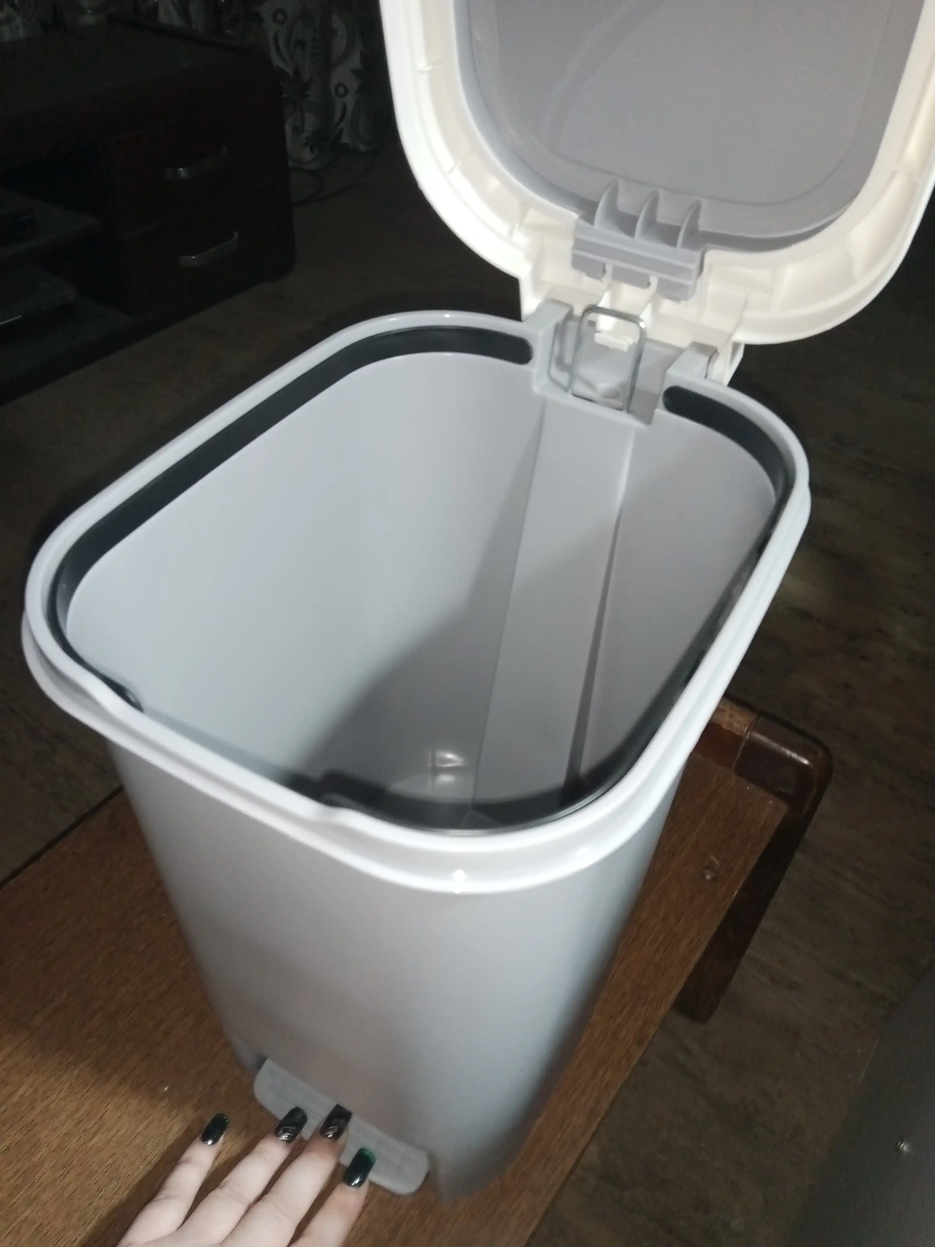 Uy va ofis uchun metall va plastikdan yasalgan chiqindi chelagi