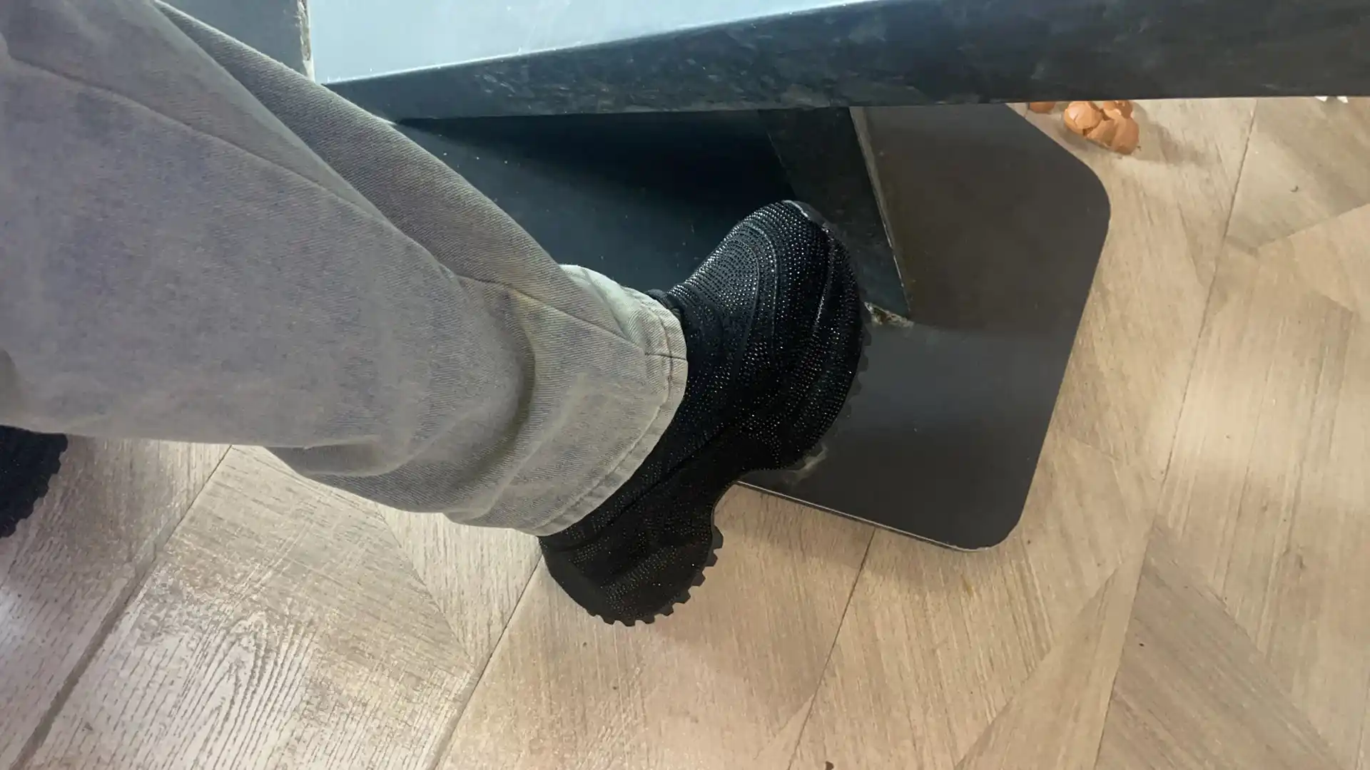 Ayollar krossovkasi, ayollar poyabzali, qalin charm tagcharmli yaltiroq krossovkalar