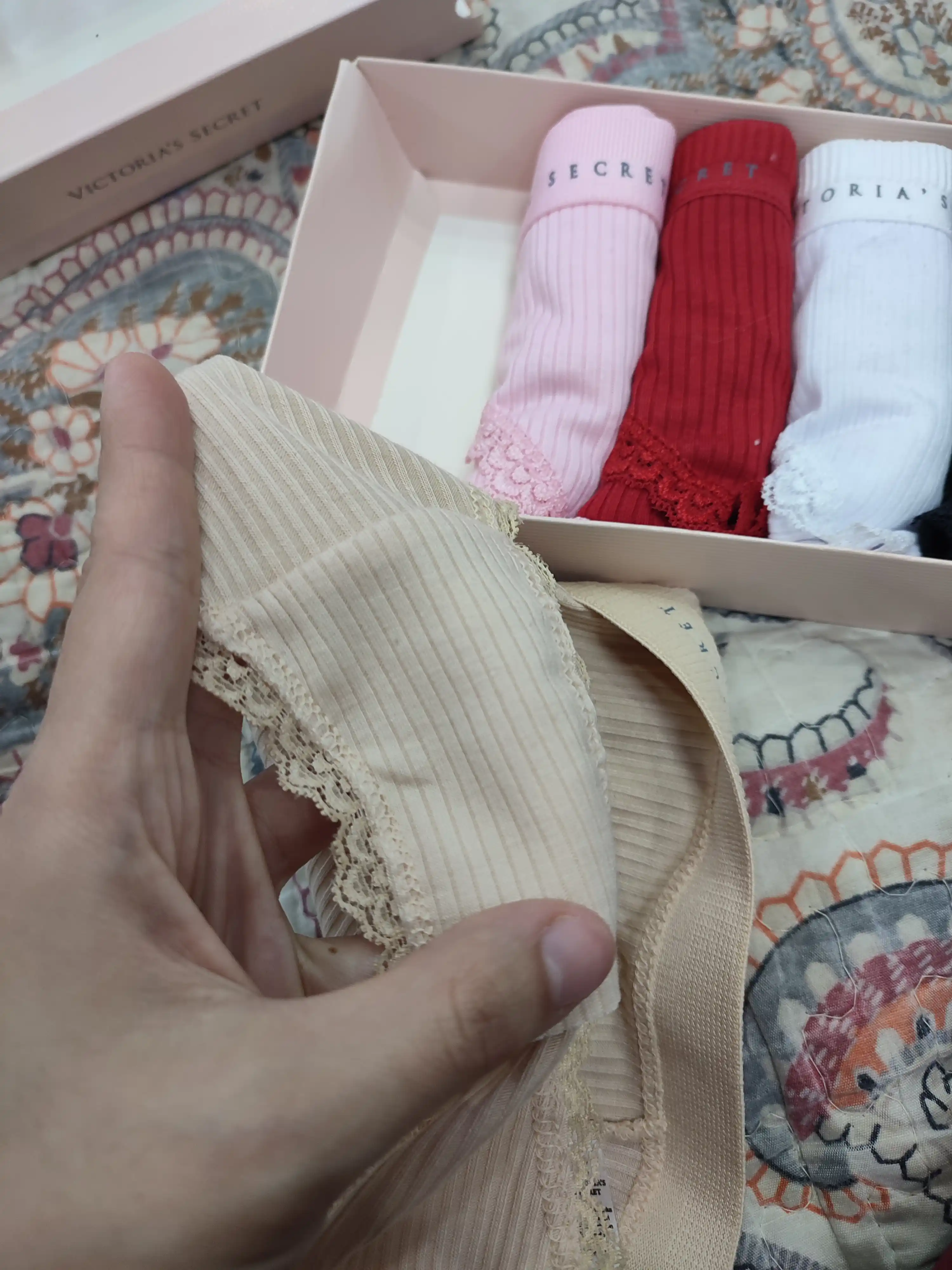 Ayollar uchun Victoria`s secret trusiklari, 5 dona to‘plam, sovg‘a qutisida ichki kiyim