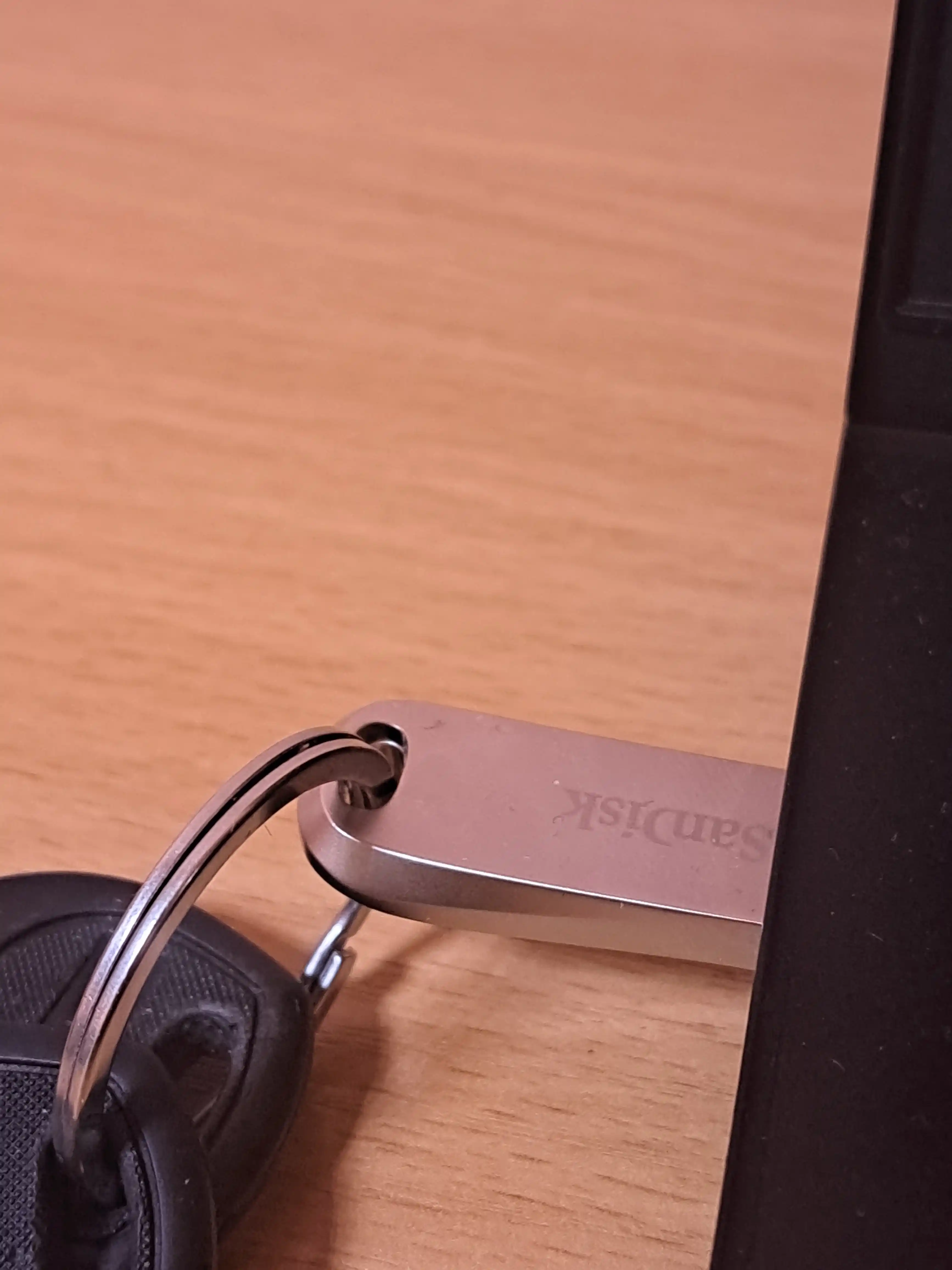 Metall korpusli SanDisk Ultra Luxe USB 3.1 fleshlar turli sig‘imlarda mavjud barcha turlar