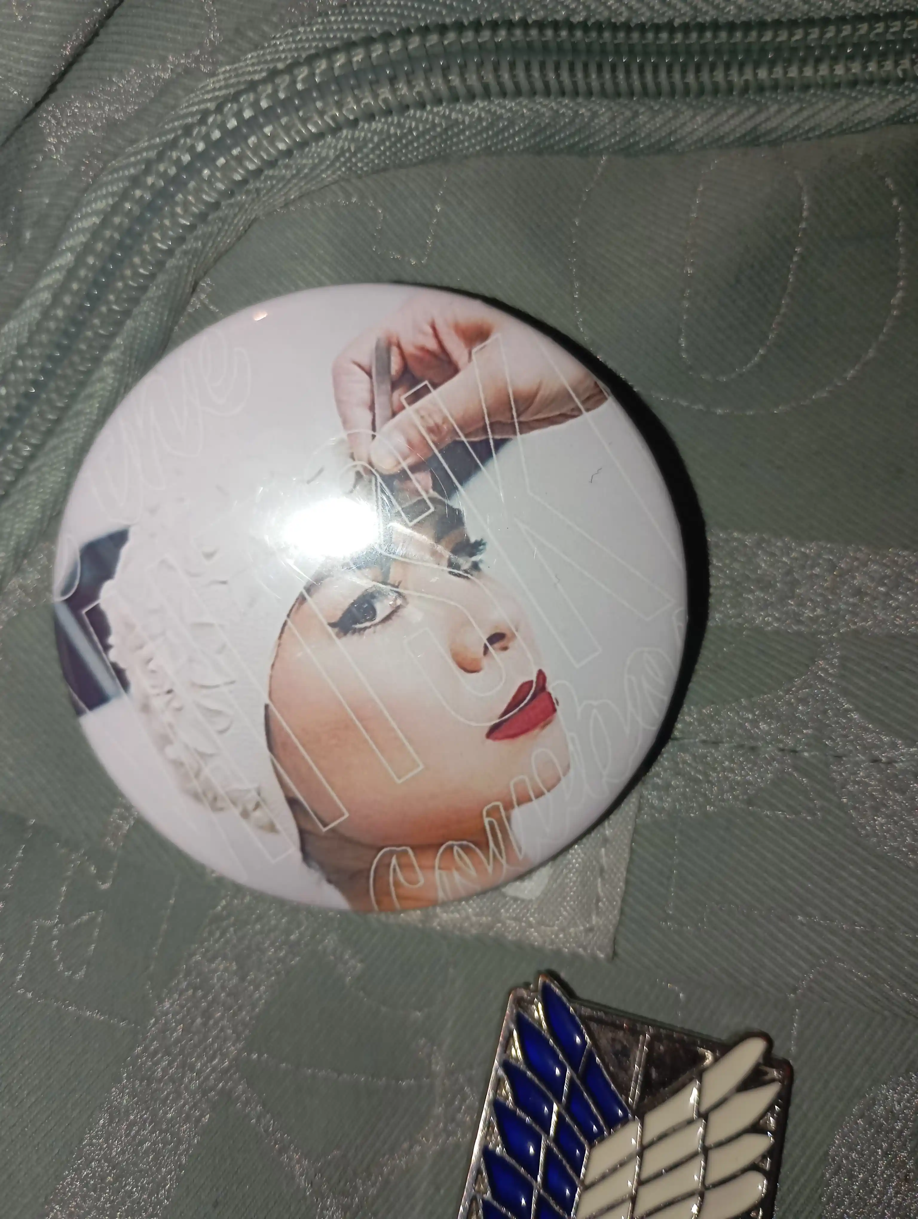 Mitski albom muqovalari tasvirli bejdzlar – 58 mm diametrda