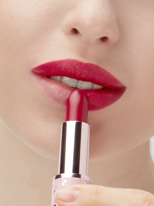 Lab bo'yog'i Naj Oleari Creamy Delight Lipstick 17 lacquer red