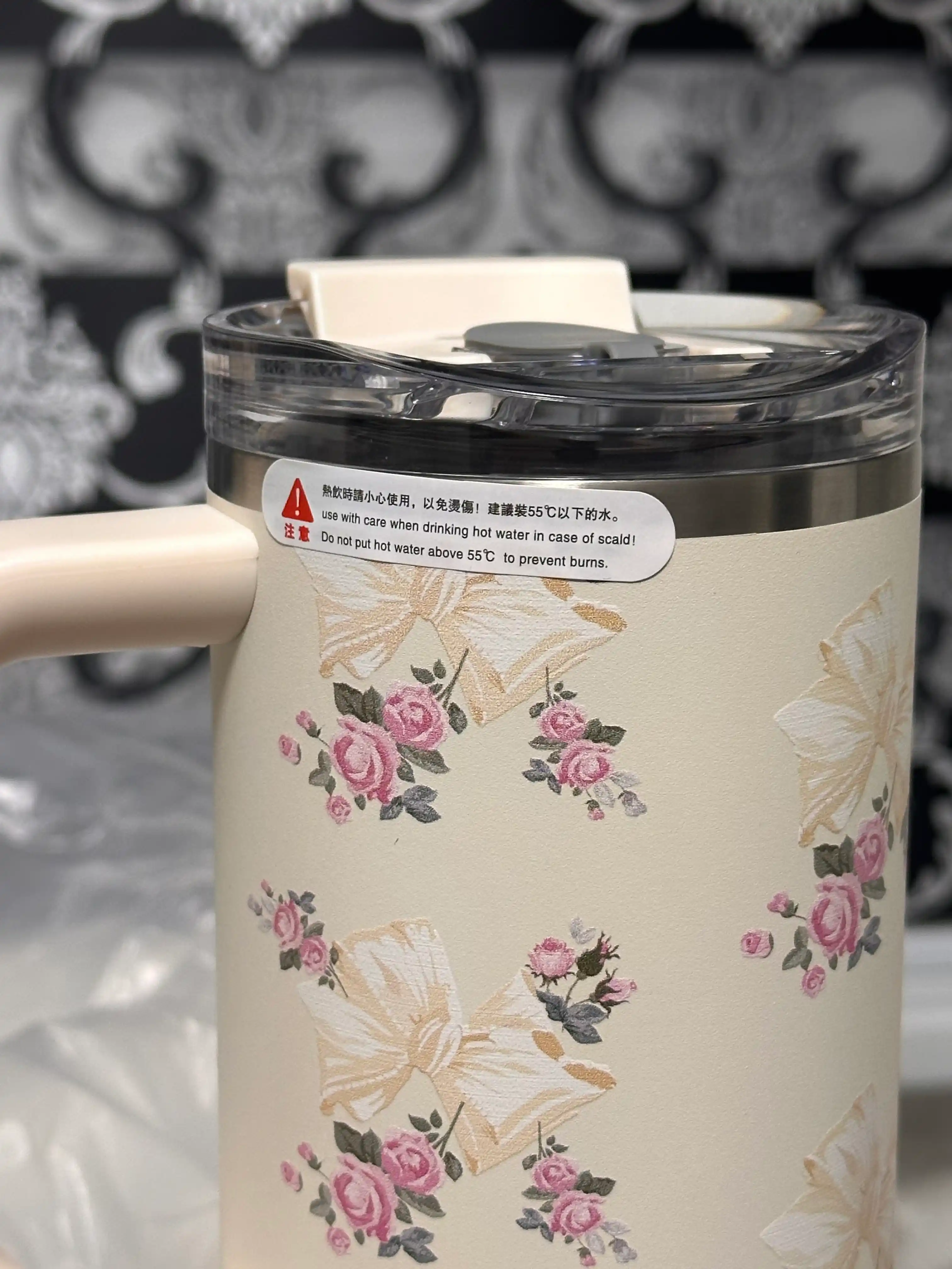 Termokrujka, zanglamaydigan po'latdan yasalgan termos 900ml - somonni o'z ichiga oladi
