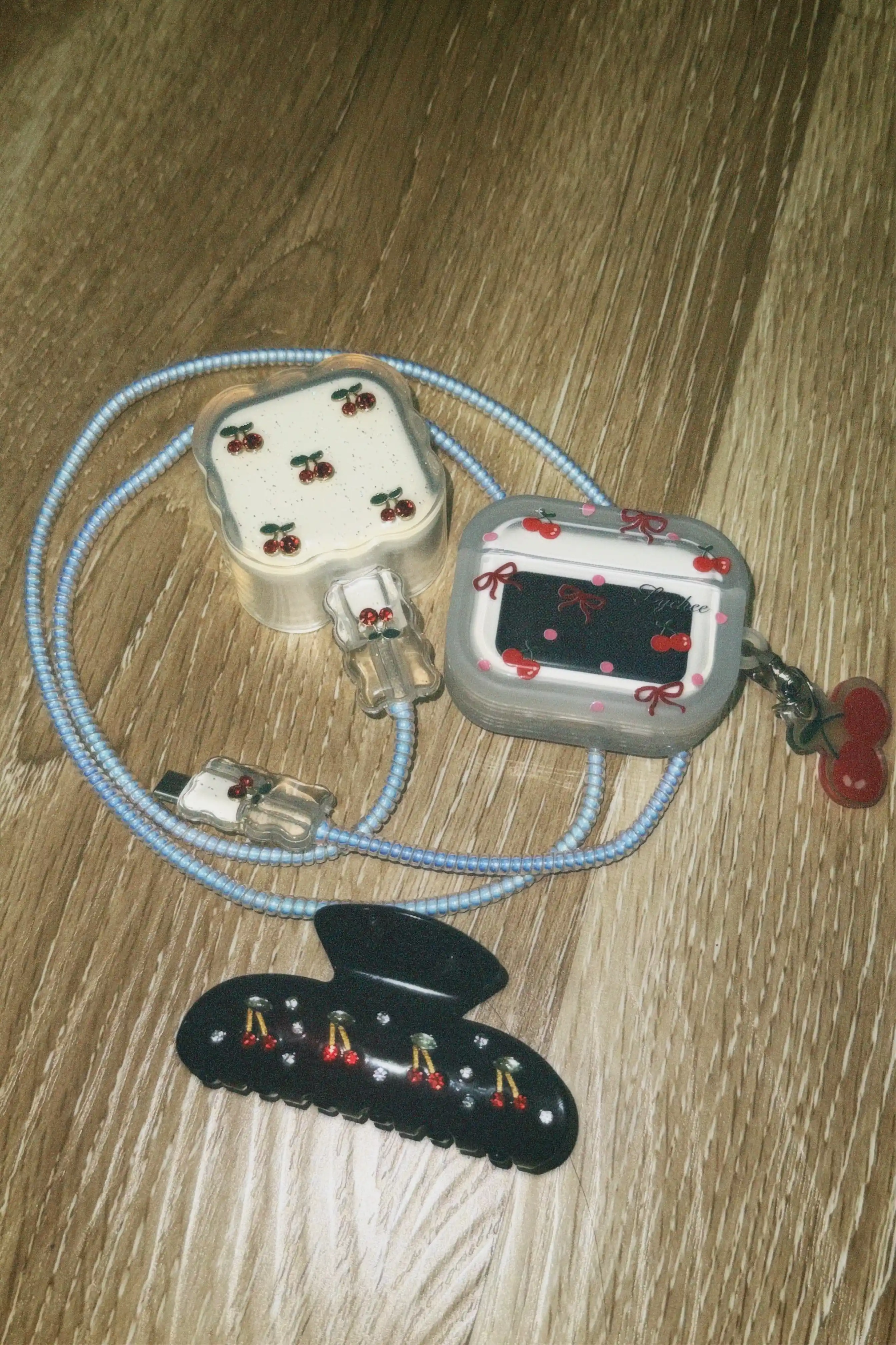 Чехол для AirPods с вишенками и бантиками