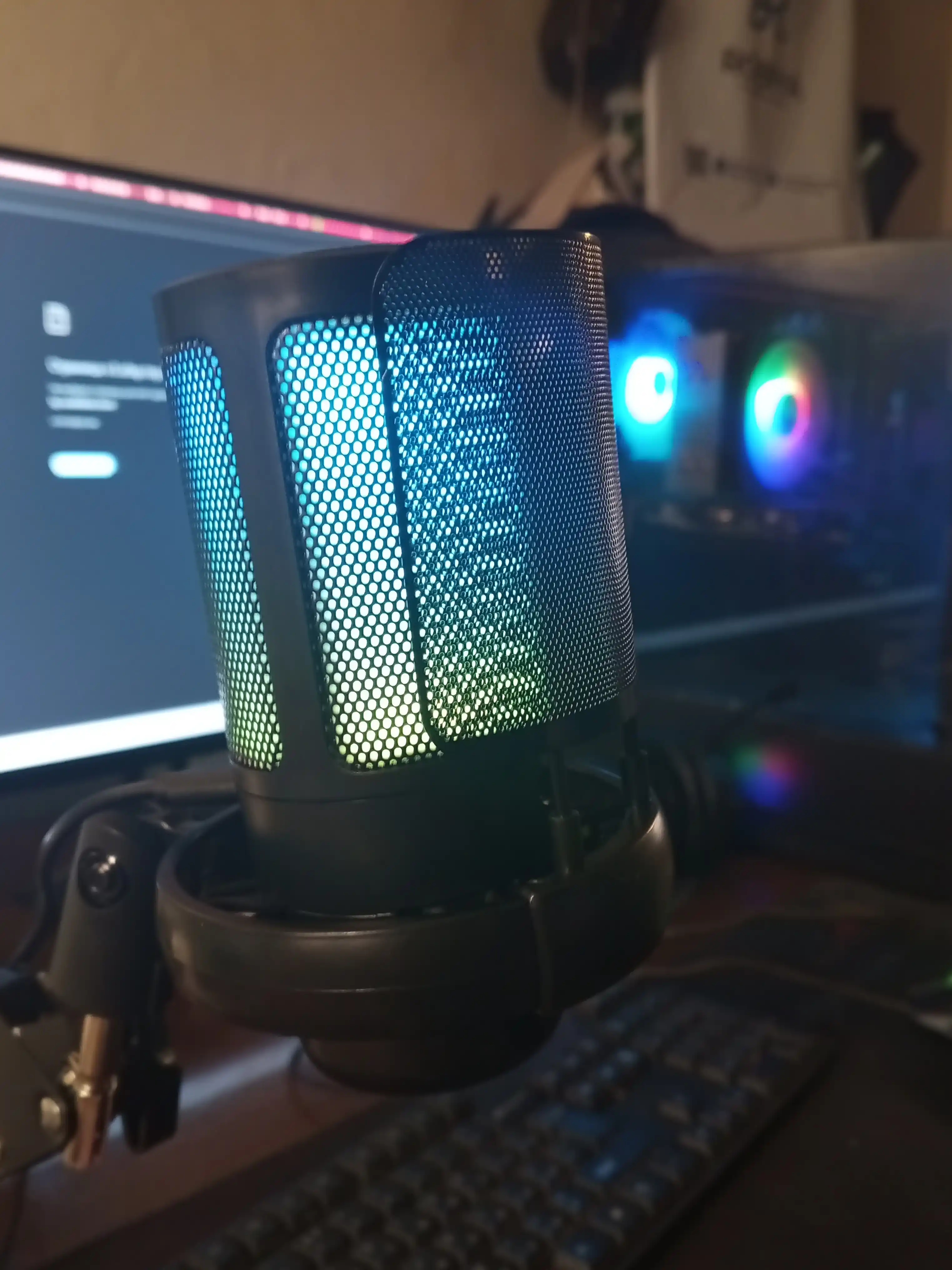 Микрофон конденсаторный игровой с подсветкой RGB с кронштейном, с поп-фильтром для стримов