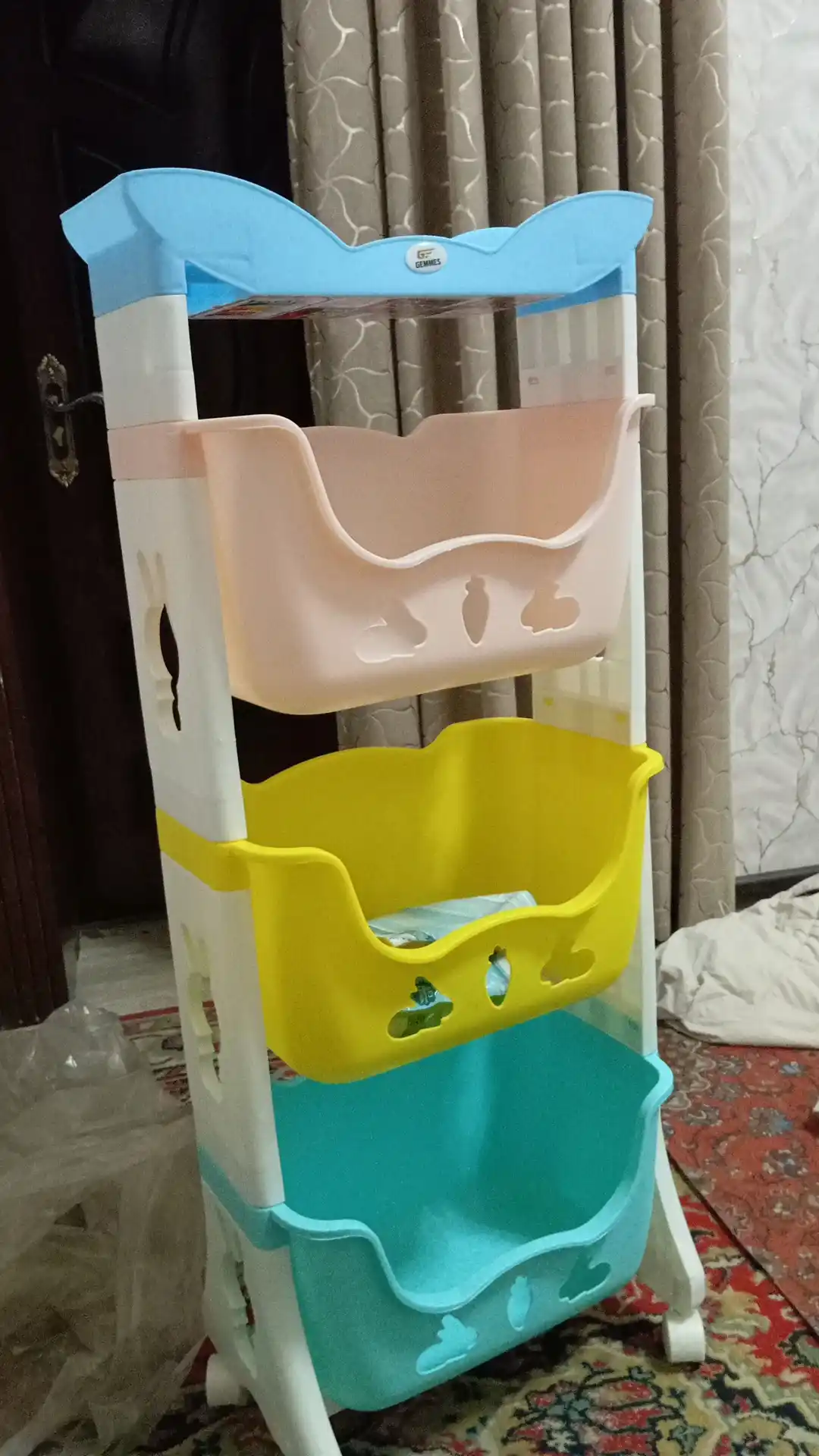 Plastik pol tokcha, g'ildiraklarda oshxona, hammom uchun