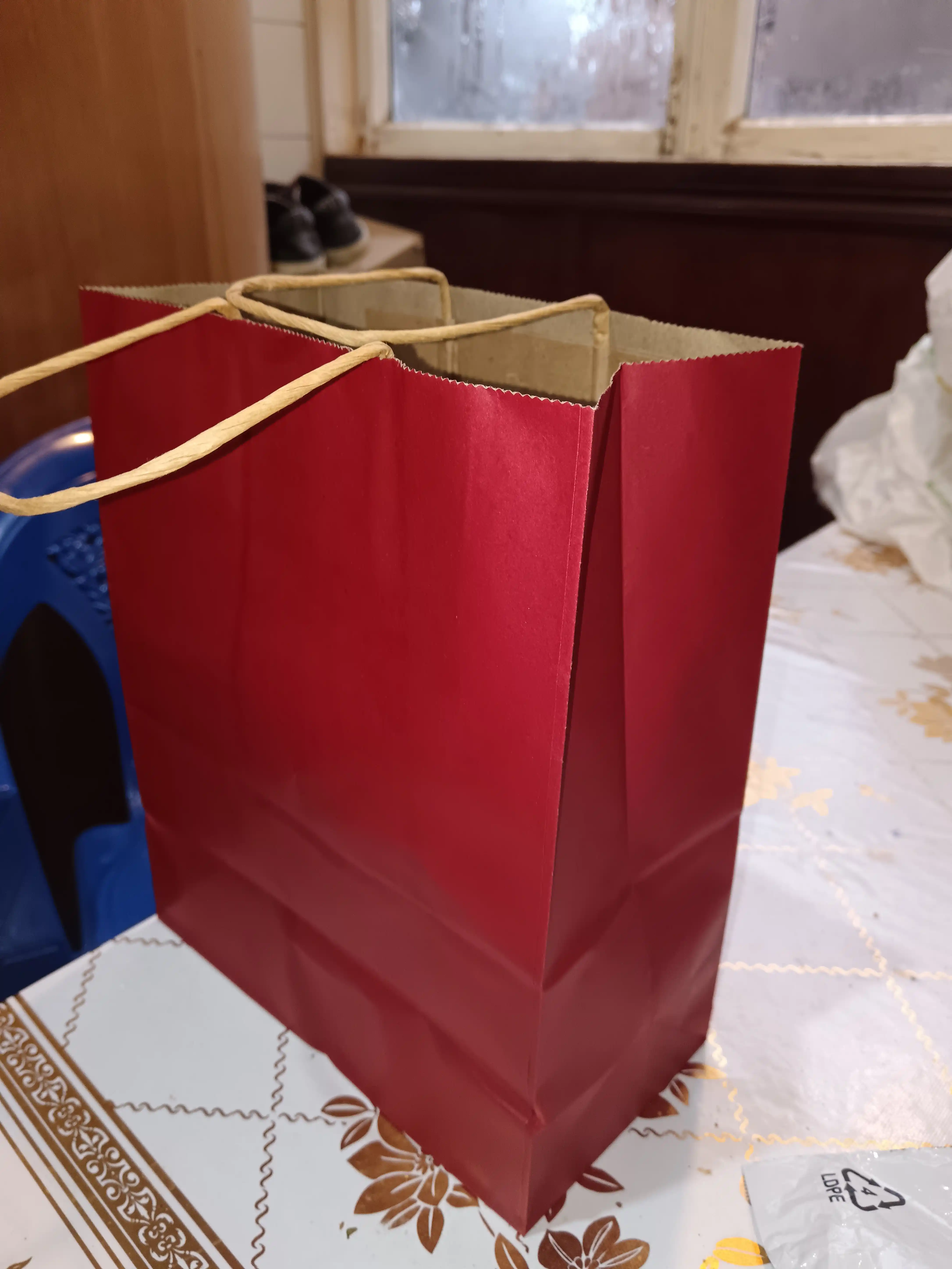 Kraft paket, qog'oz, sovg'a uchun paket
