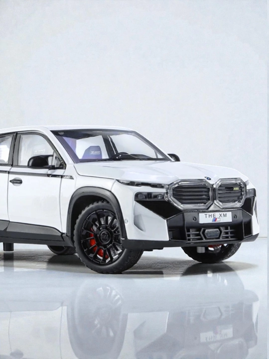 Металлическая игрушечная машинка BMW XM — со звуком, подсветкой, двери открываются, 20 см