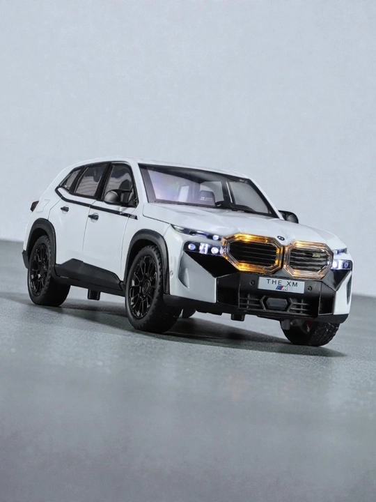 Металлическая игрушечная машинка BMW XM — со звуком, подсветкой, двери открываются, 20 см - 