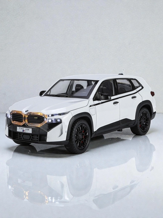 Металлическая игрушечная машинка BMW XM — со звуком, подсветкой, двери открываются, 20 см