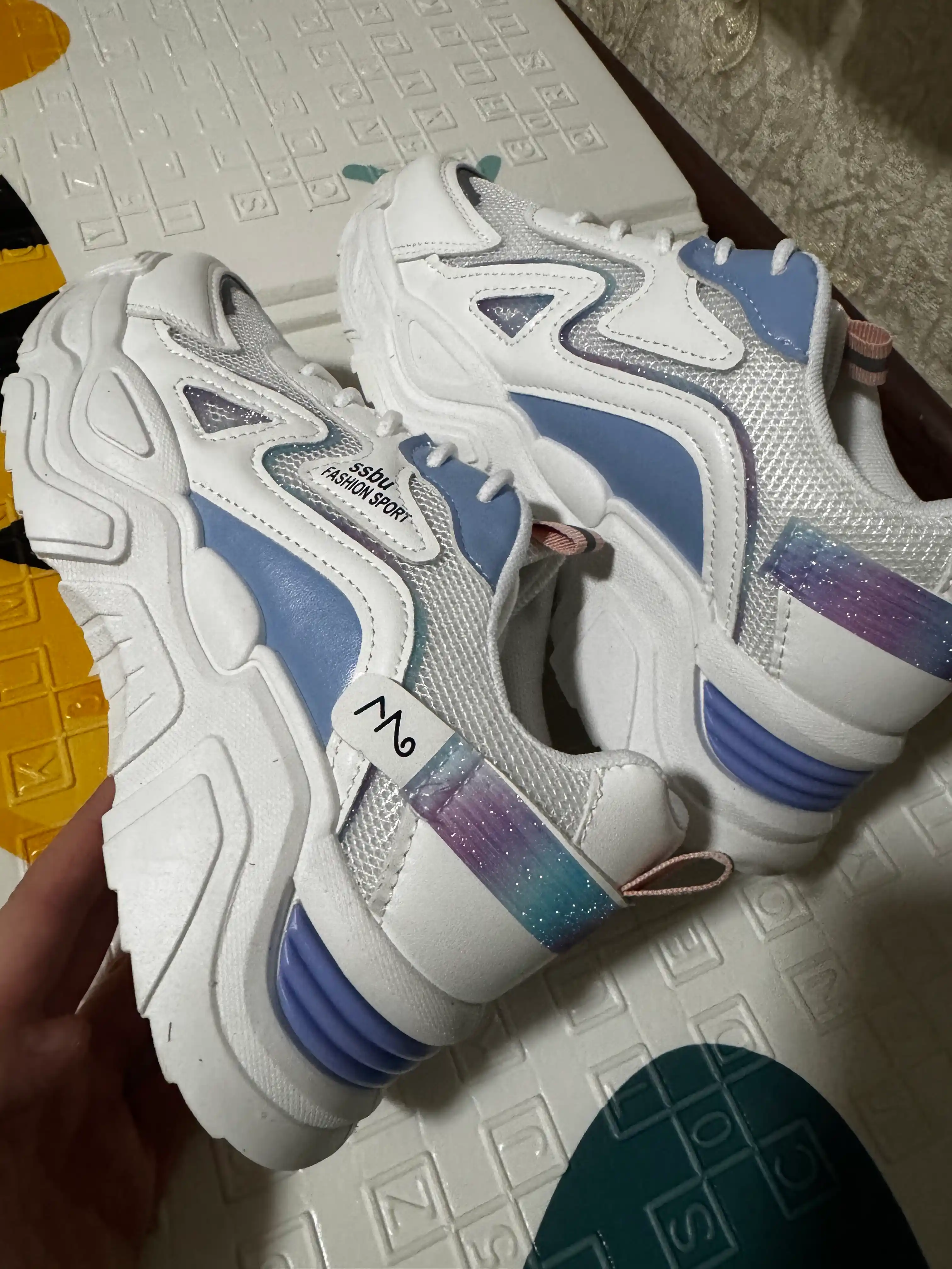 Ayollar uchun fashion krossovka, qalin taglikli, kundalik kiyish uchun juda qulay