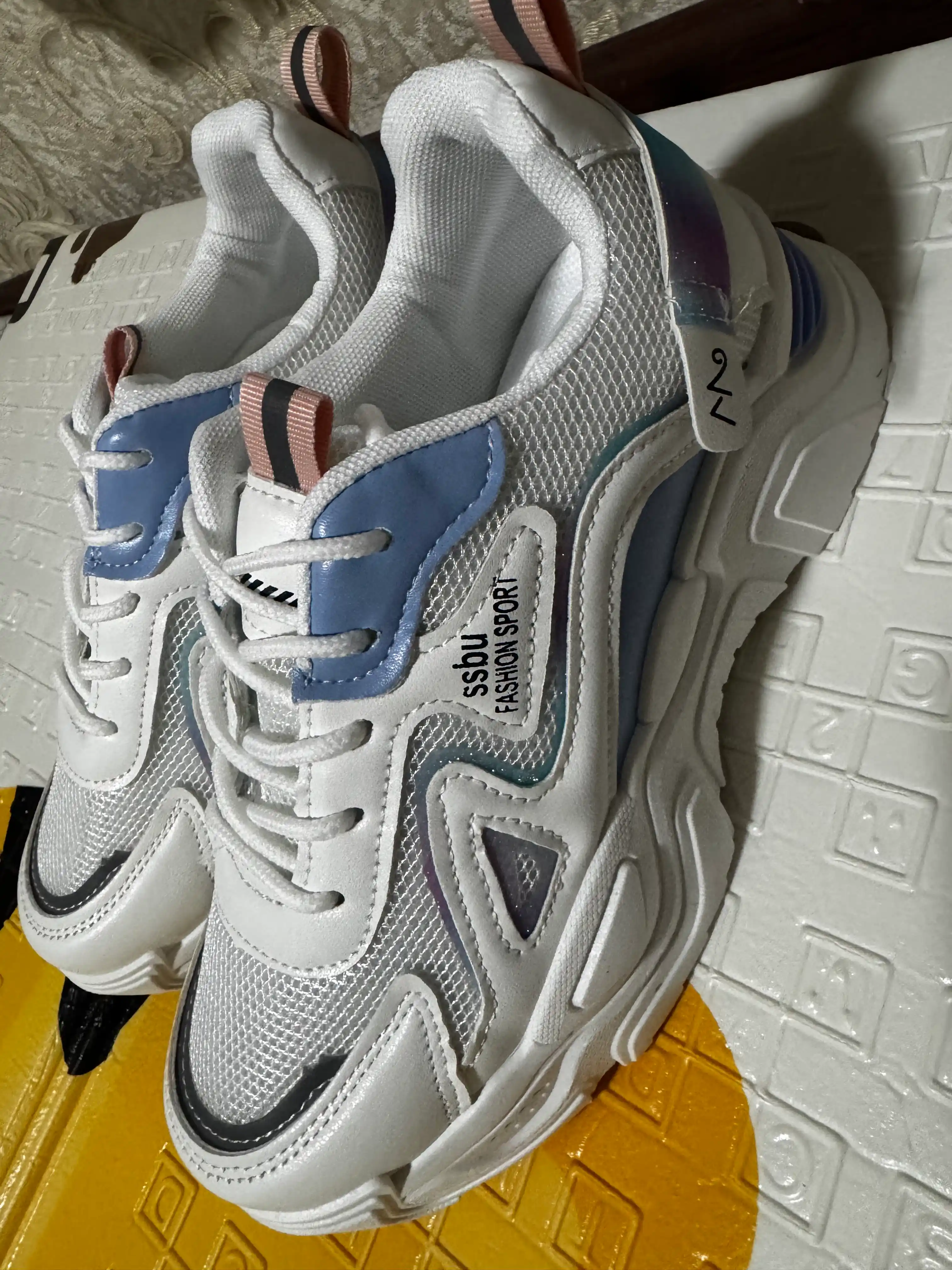 Ayollar uchun fashion krossovka, qalin taglikli, kundalik kiyish uchun juda qulay